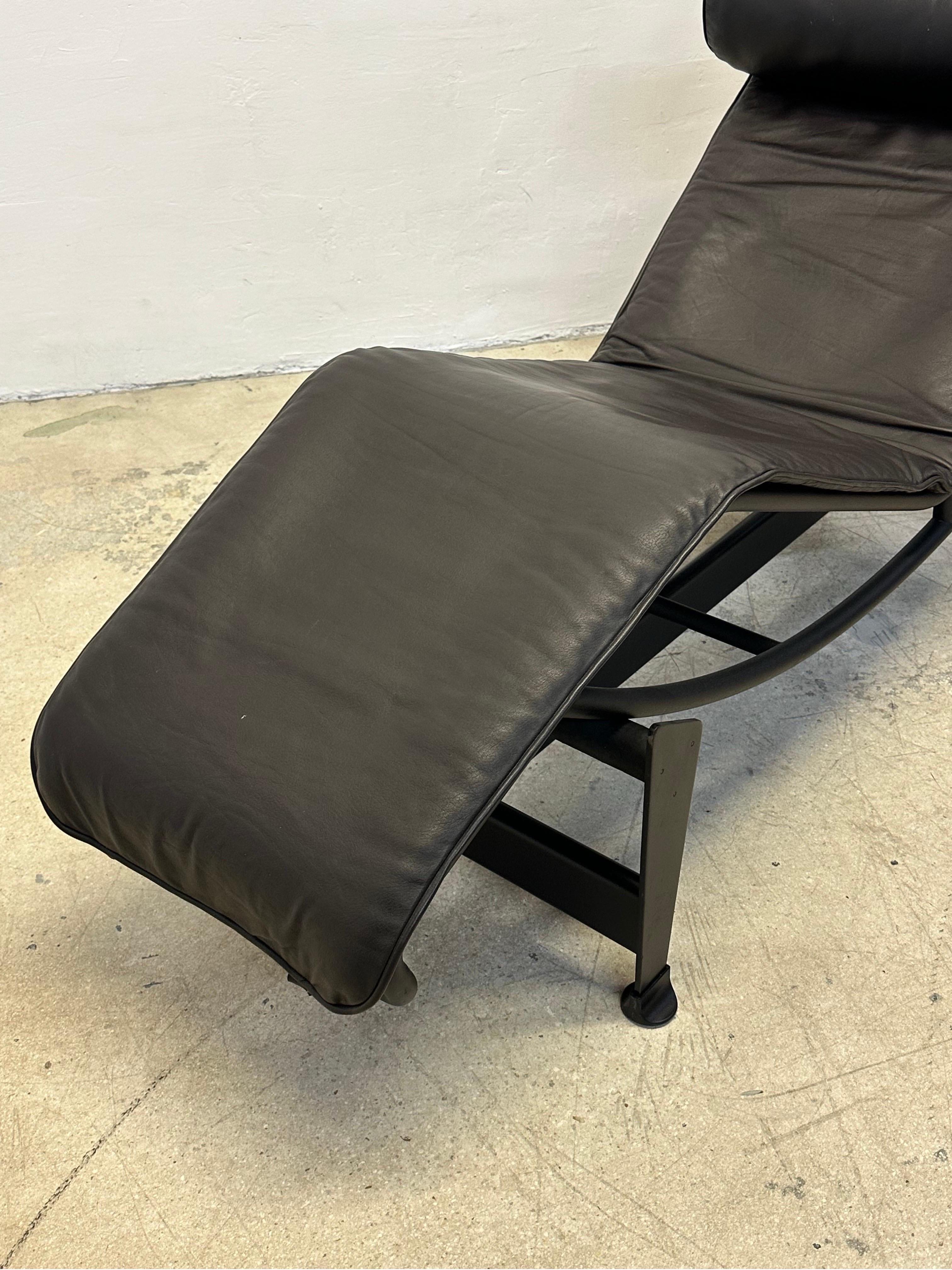 Chaise longue en cuir Brown LC4 Le Corbusier Noire pour Cassina en vente 3