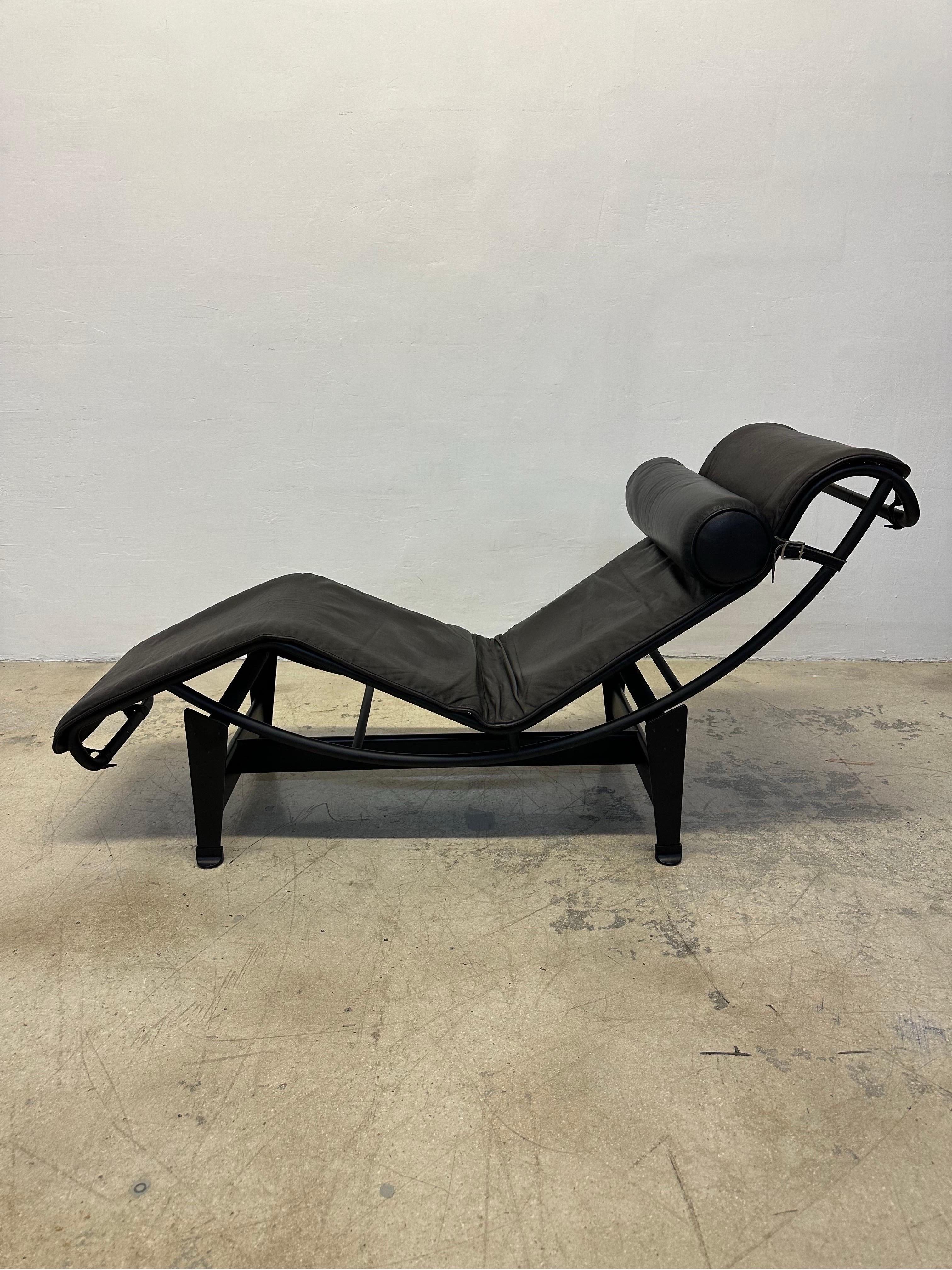 Mid-Century Modern LC4 Le Corbusier Noire Brown Leather Chaise Lounge for Cassina For Sale