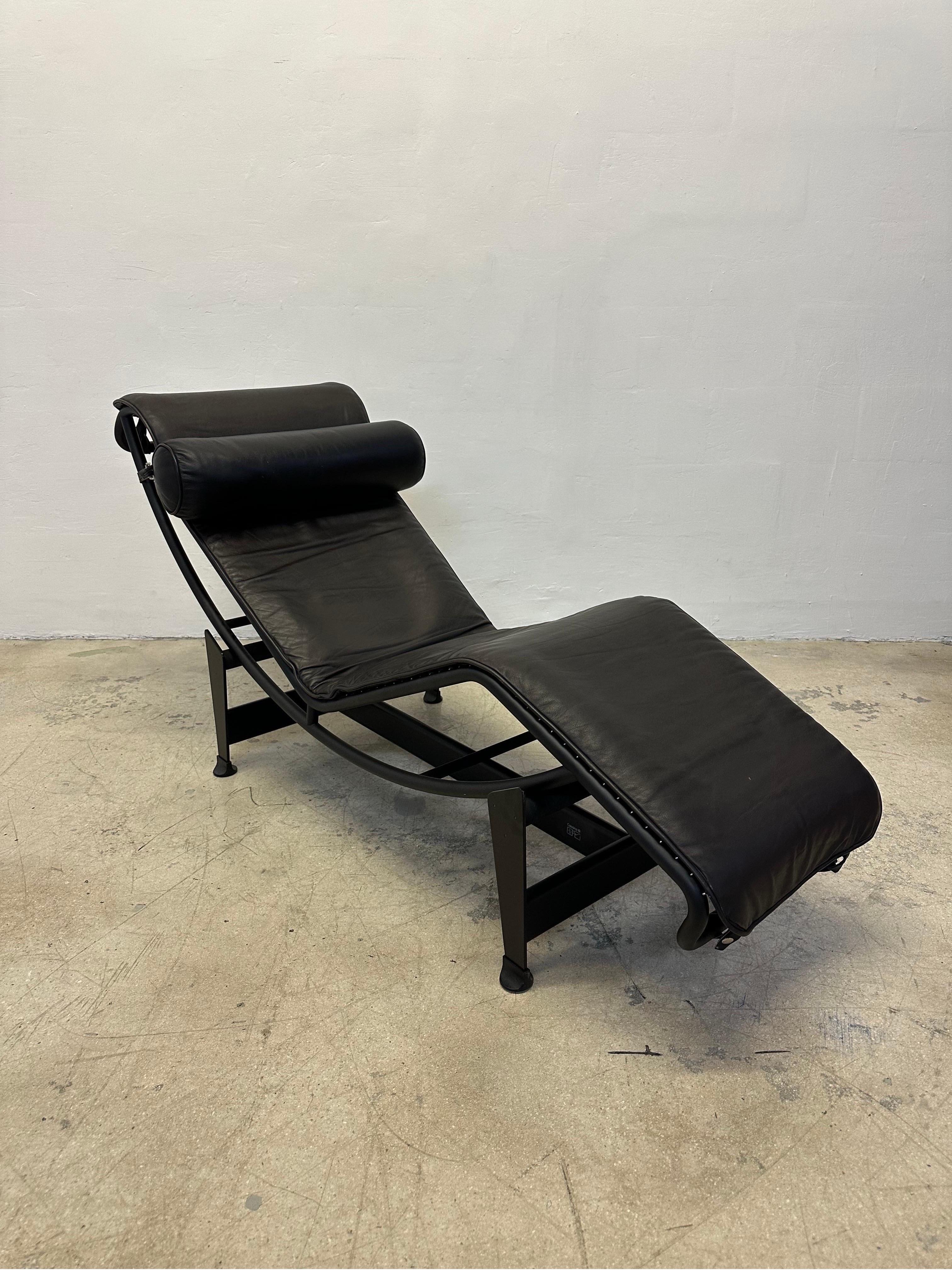 italien Chaise longue en cuir Brown LC4 Le Corbusier Noire pour Cassina en vente