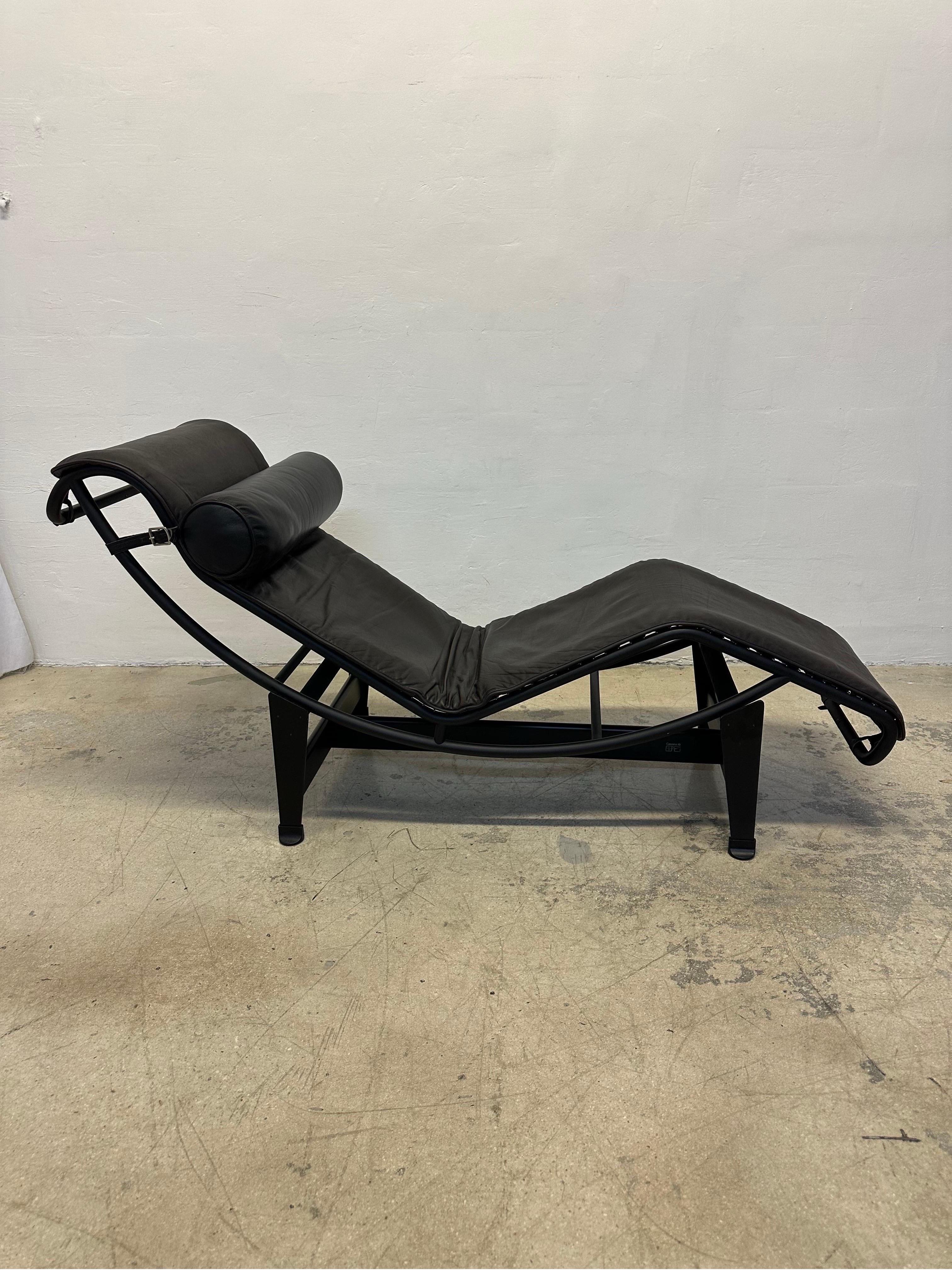 LC4 Le Corbusier Noire Brown Leather Chaise Lounge for Cassina In Good Condition For Sale In Miami, FL