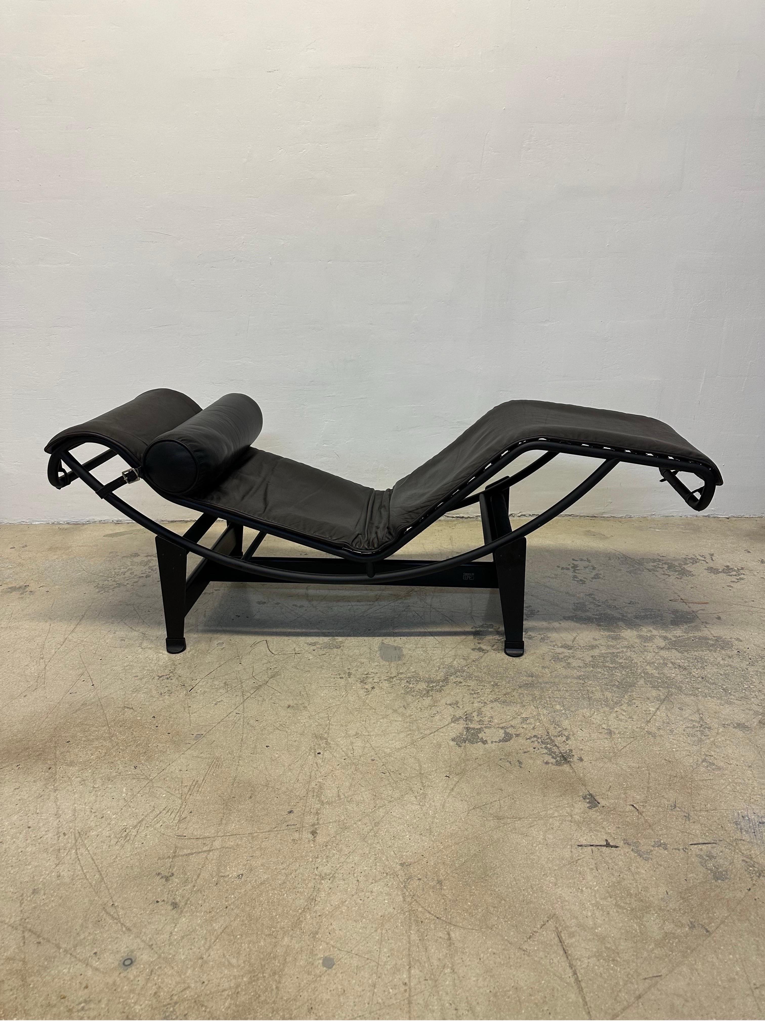 20th Century LC4 Le Corbusier Noire Brown Leather Chaise Lounge for Cassina For Sale