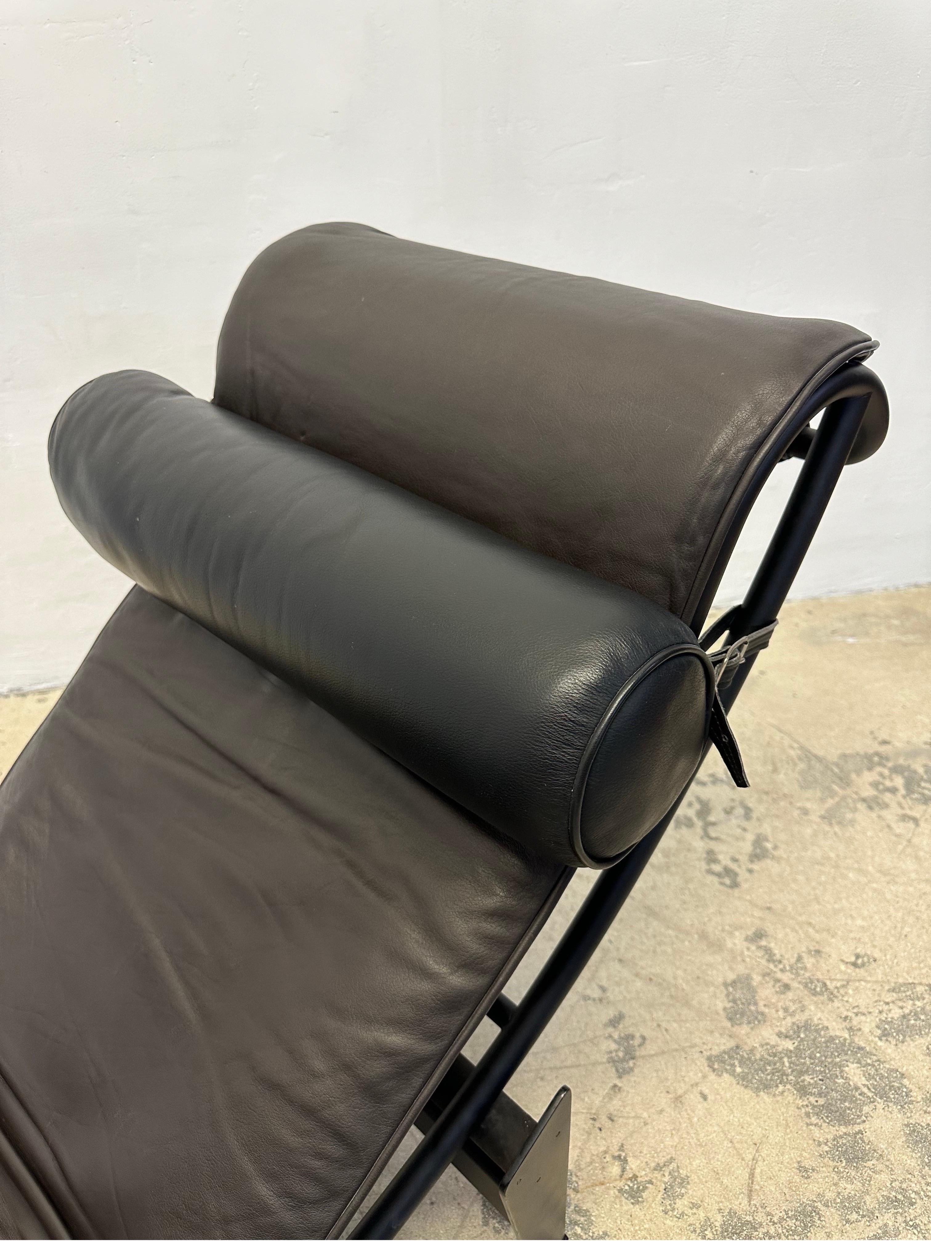 Acier Chaise longue en cuir Brown LC4 Le Corbusier Noire pour Cassina en vente