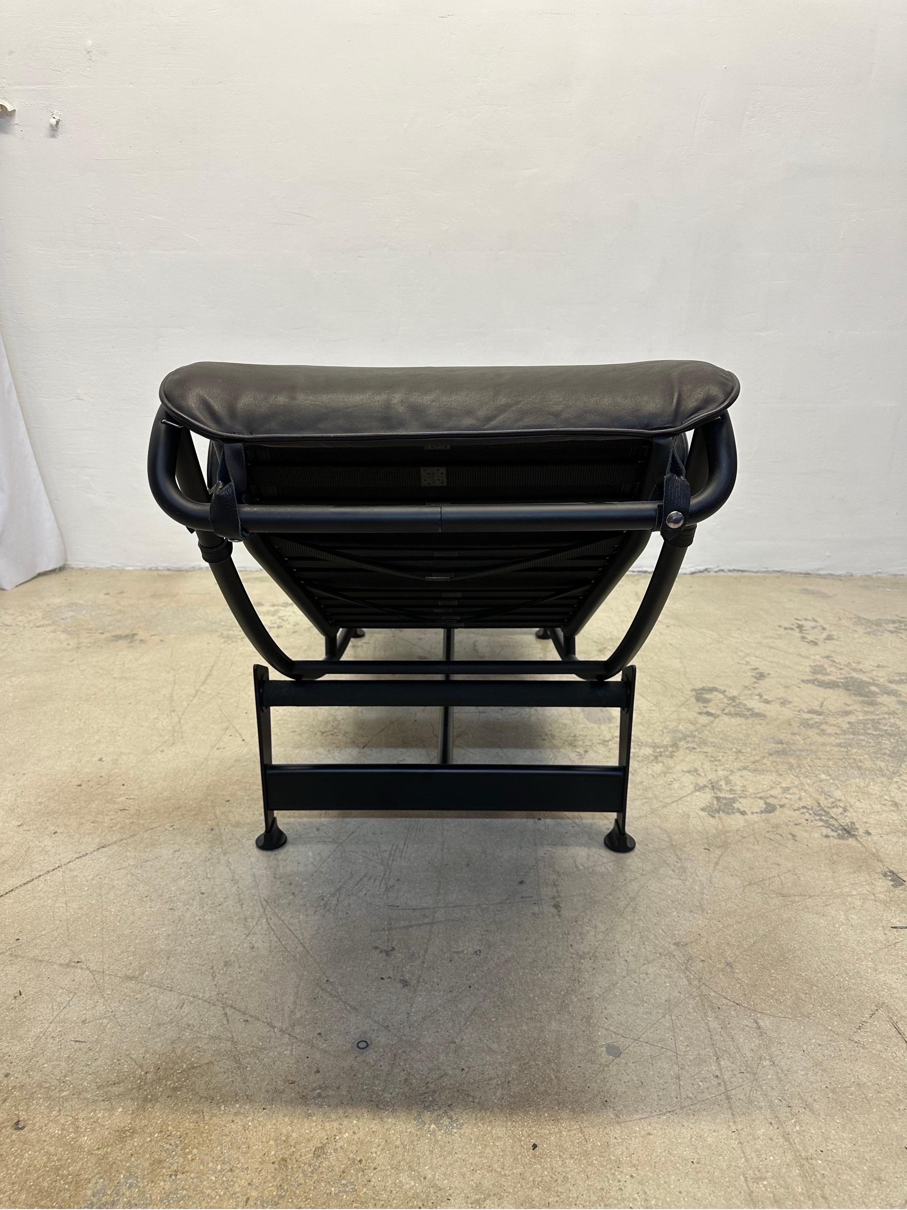 Chaise longue en cuir Brown LC4 Le Corbusier Noire pour Cassina en vente 2