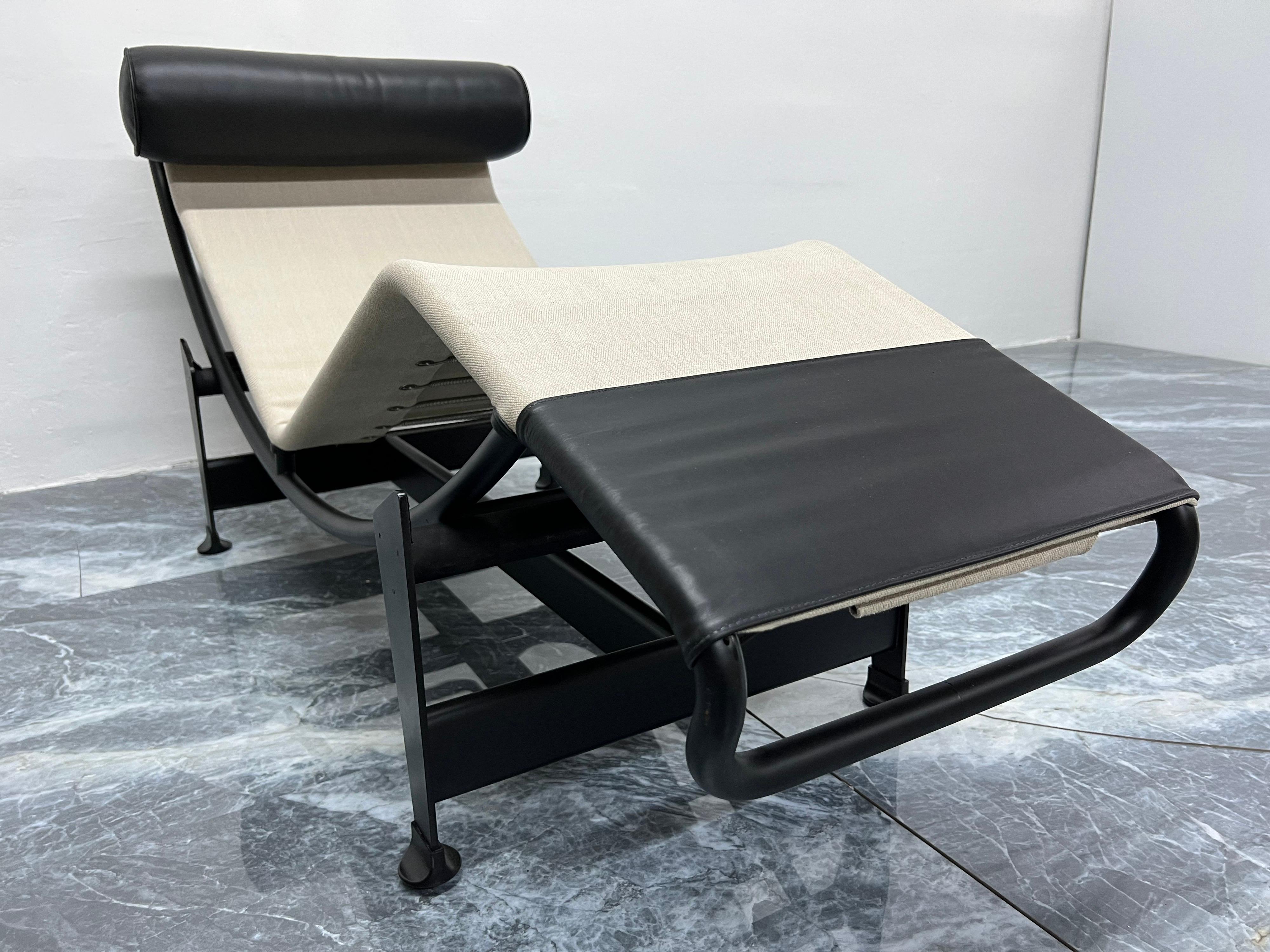LC4 Noire Canvas and Leather Chaise Lounge for Cassina, Le Corbusier 2