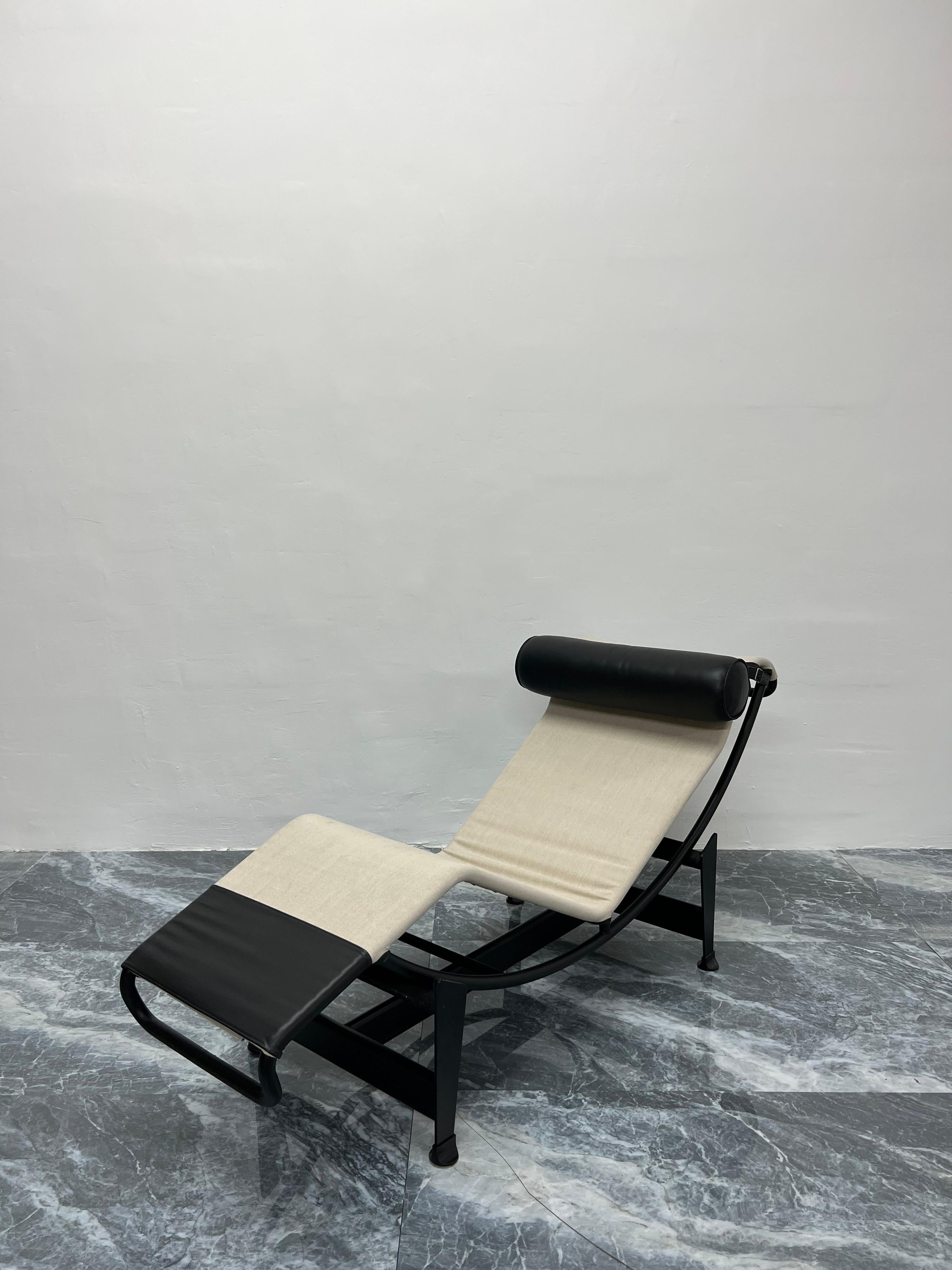 Italian LC4 Noire Canvas and Leather Chaise Lounge for Cassina, Le Corbusier