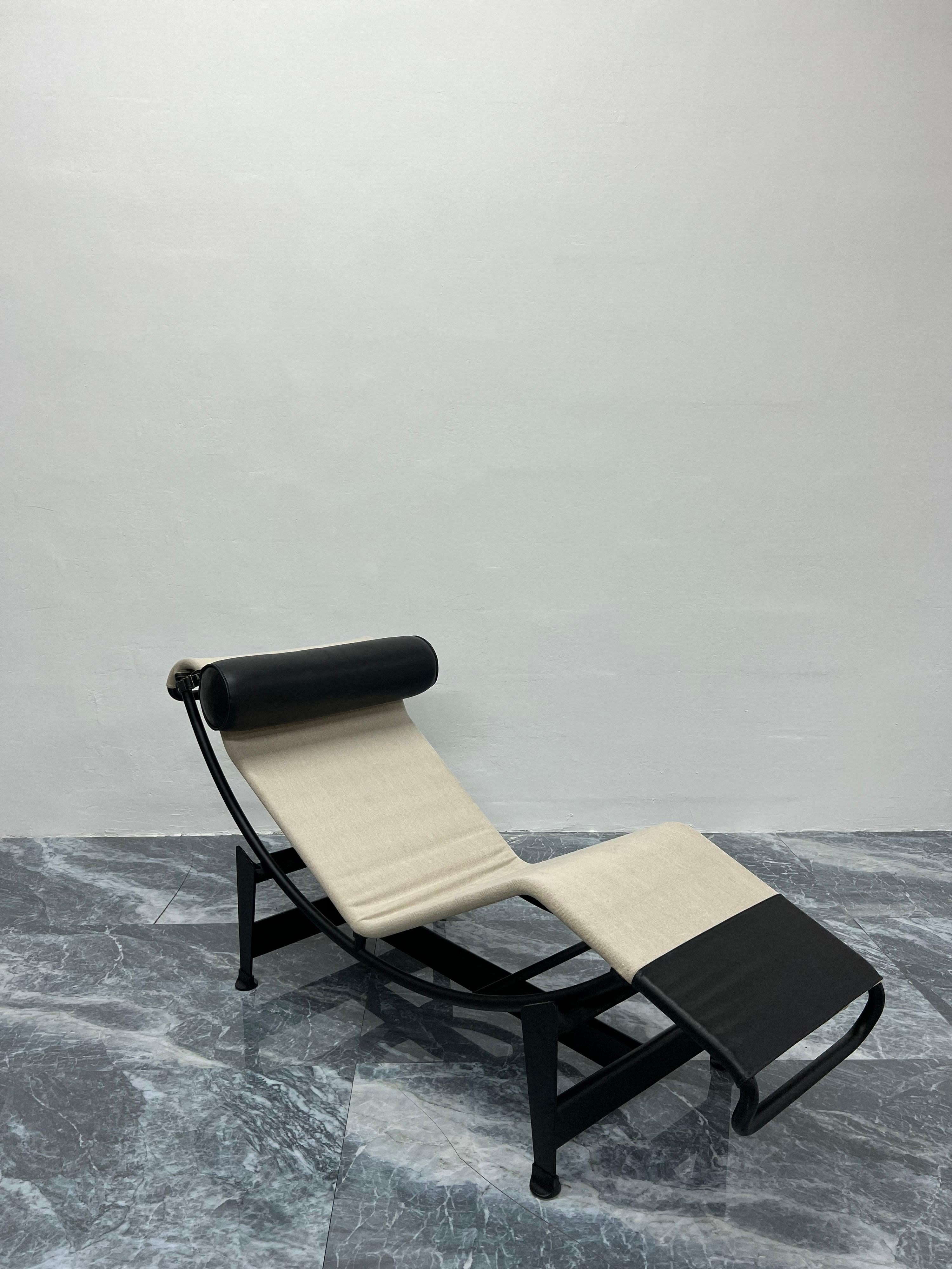 LC4 Noire Canvas and Leather Chaise Lounge for Cassina, Le Corbusier In Good Condition In Miami, FL