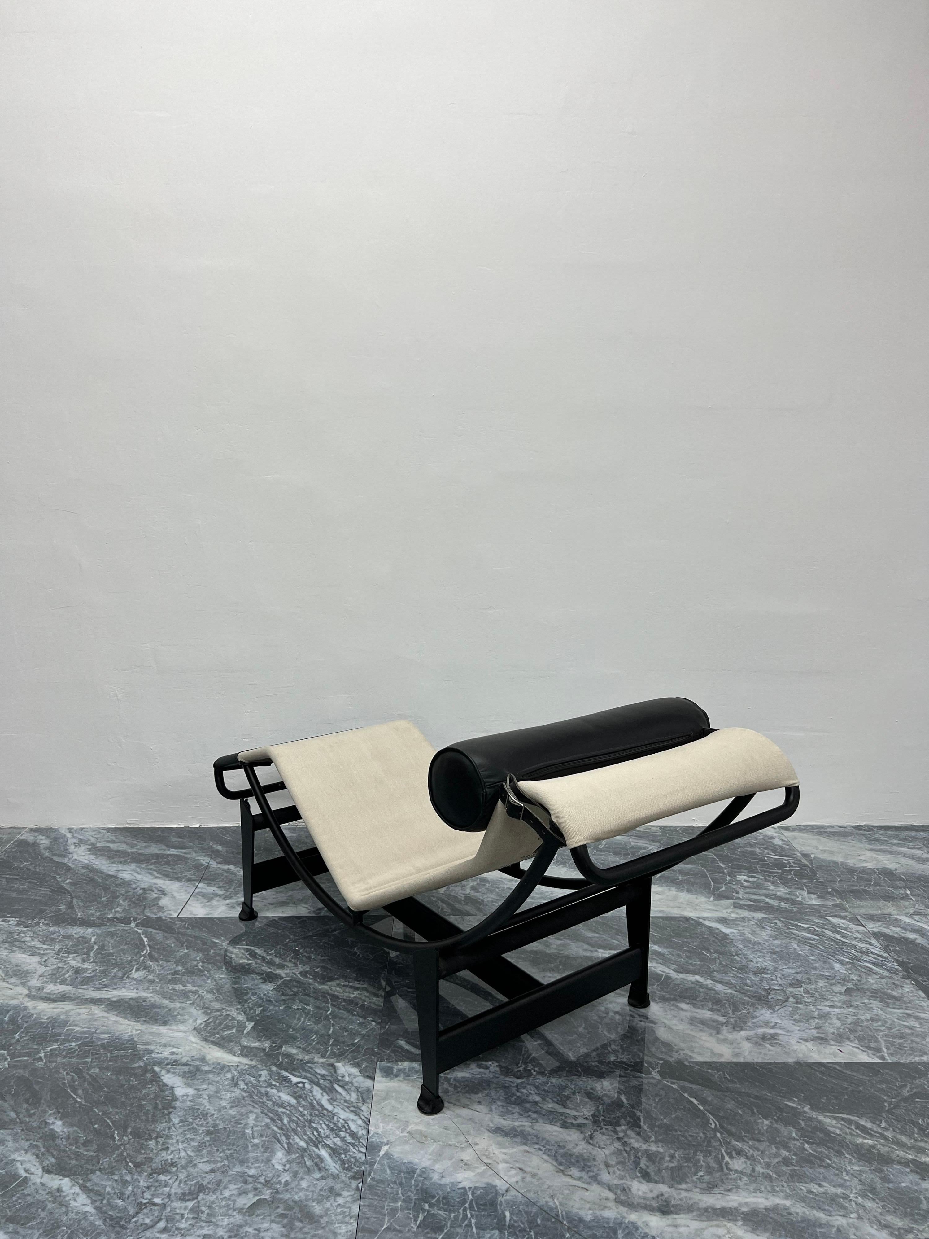 LC4 Noire Canvas and Leather Chaise Lounge for Cassina, Le Corbusier 1