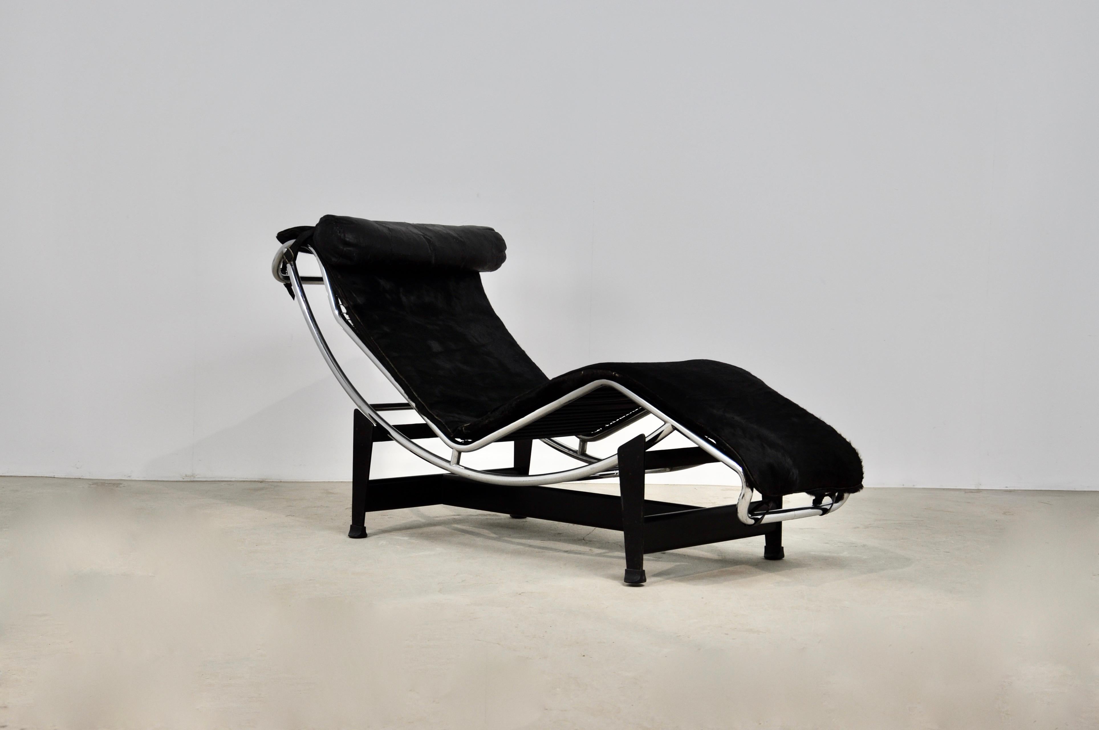 LC4 armchair in black foal skin. Stamped LC4 LE CORBUSIER. Wear on the leather of the headrest (see photo) wear due to time and age of the chair. Seat height: 30cm.