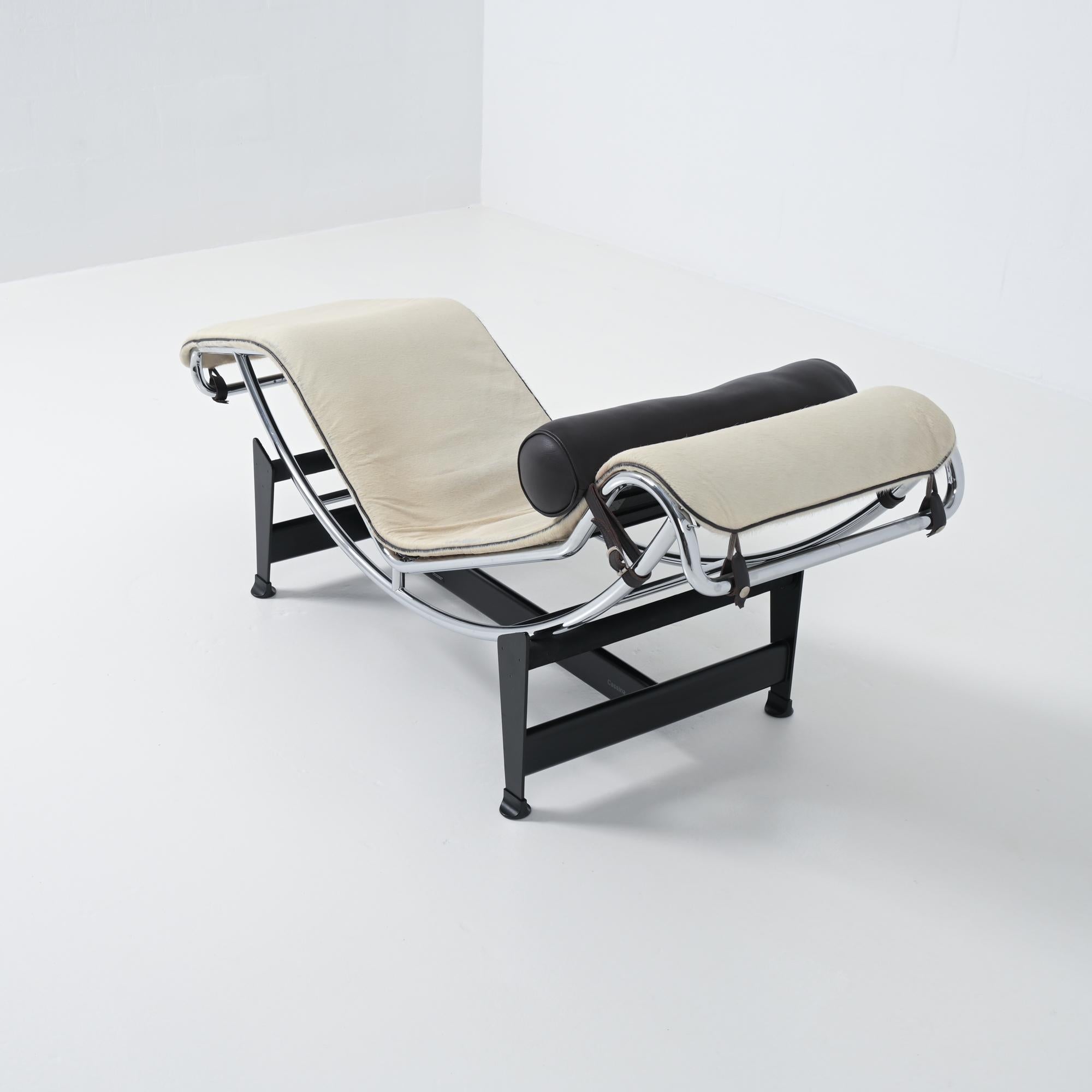 LC4 Lounge Chair by Le Corbusier, Jeanneret et Perriand for Cassina limited For Sale 8