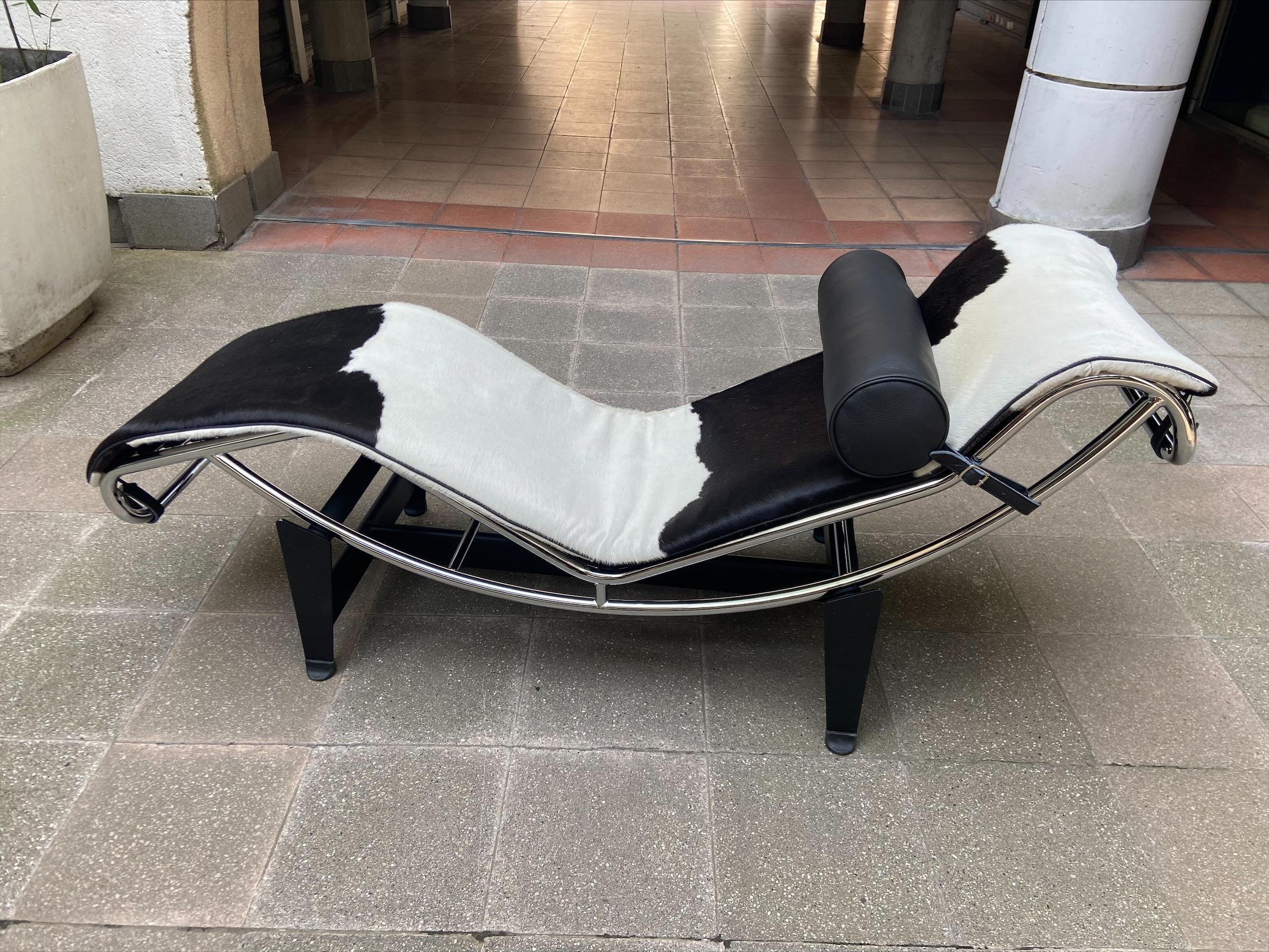 LC4 Pony lounge chair black and white 2 - Le Corbusier and Charlotte Perriand
Edition Cassina
Circa 2016
In perfect condition
Signature and engraved numbering
Cassina certificate
Black and white cowhide, black grained leather cushion
Chromed