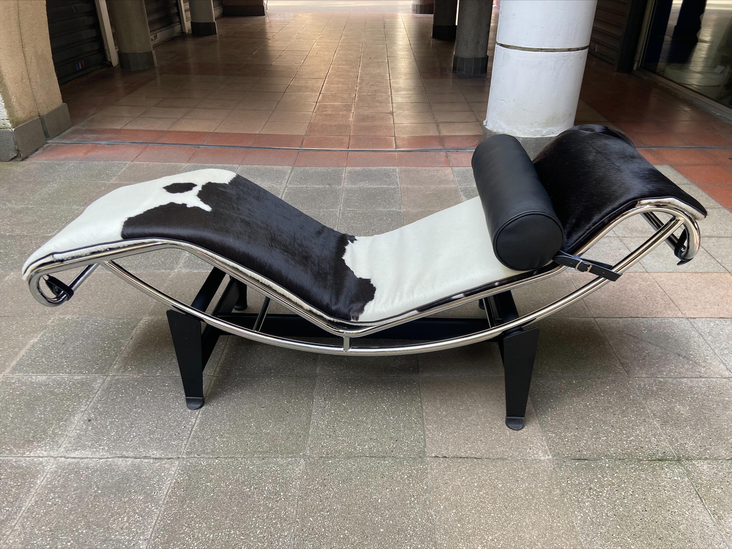 LC4 Pony lounge chair black and white 3 - Le Corbusier and Charlotte Perriand
Edition Cassina
Circa 2016
In perfect condition
Signature and engraved numbering
Cassina certificate
Black and white cowhide, black grained leather cushion
Chromed