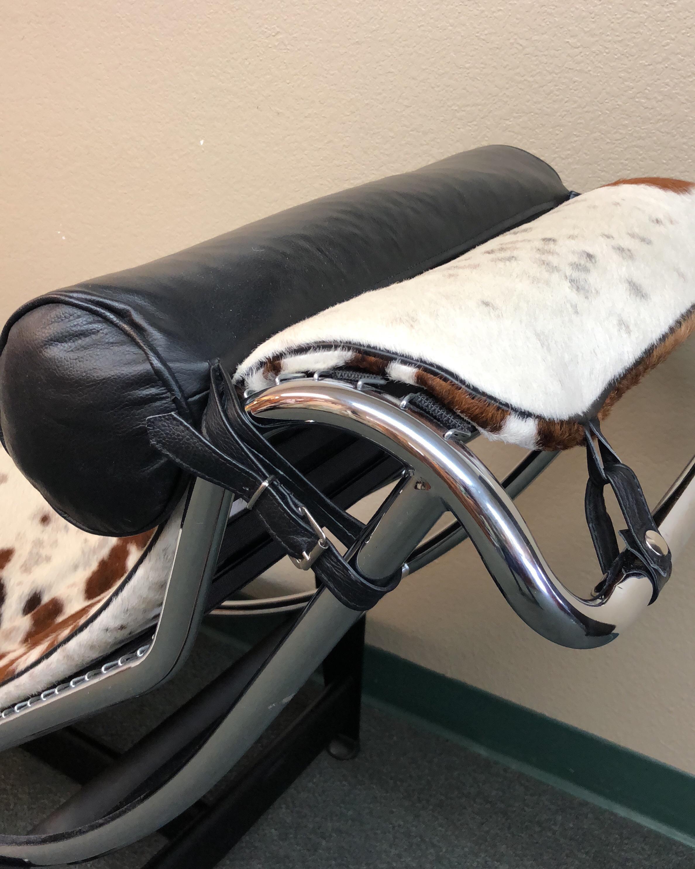 LC4 Reproduction Hide Chaise Longue For Sale 7