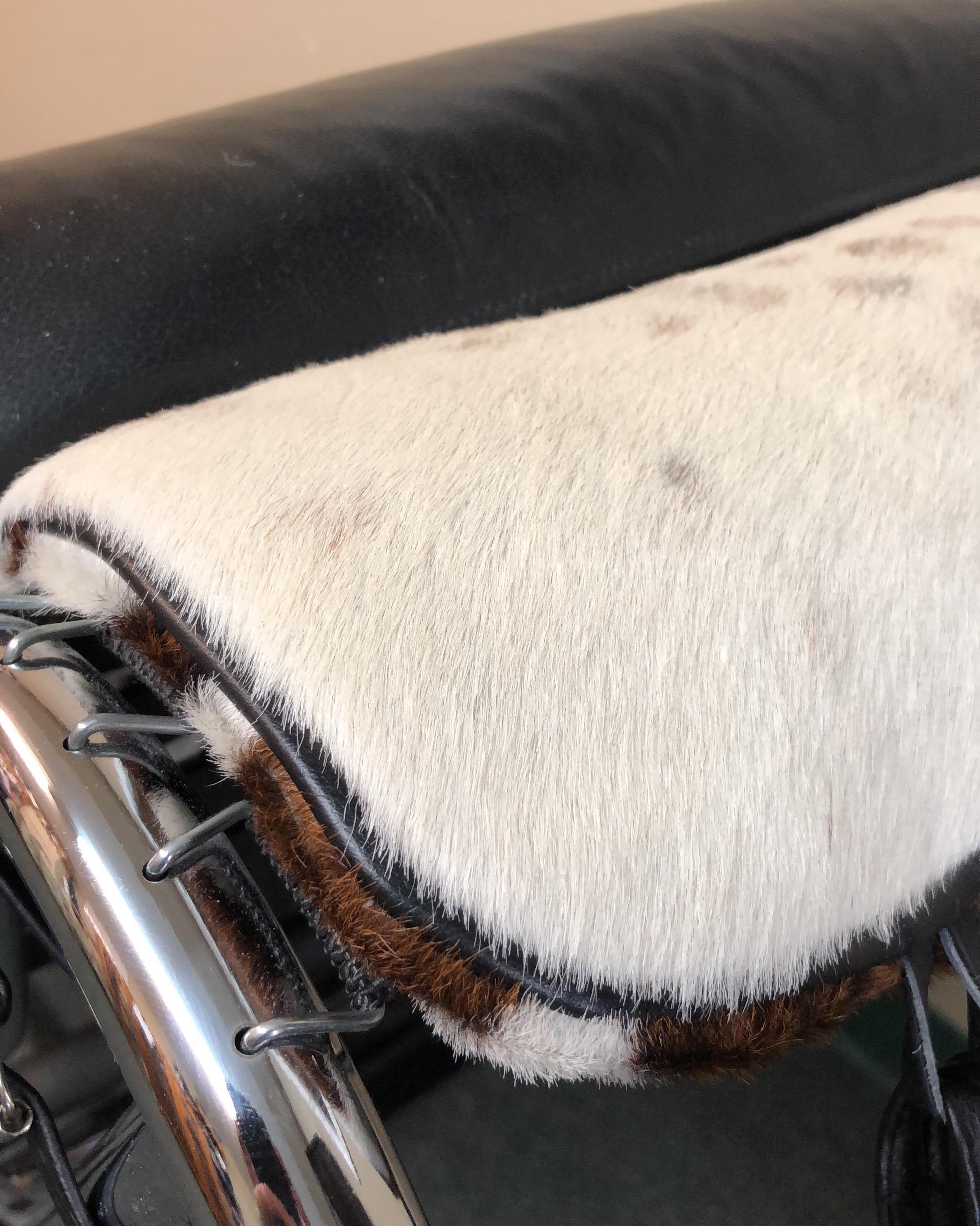 LC4 Reproduction Hide Chaise Longue For Sale 9