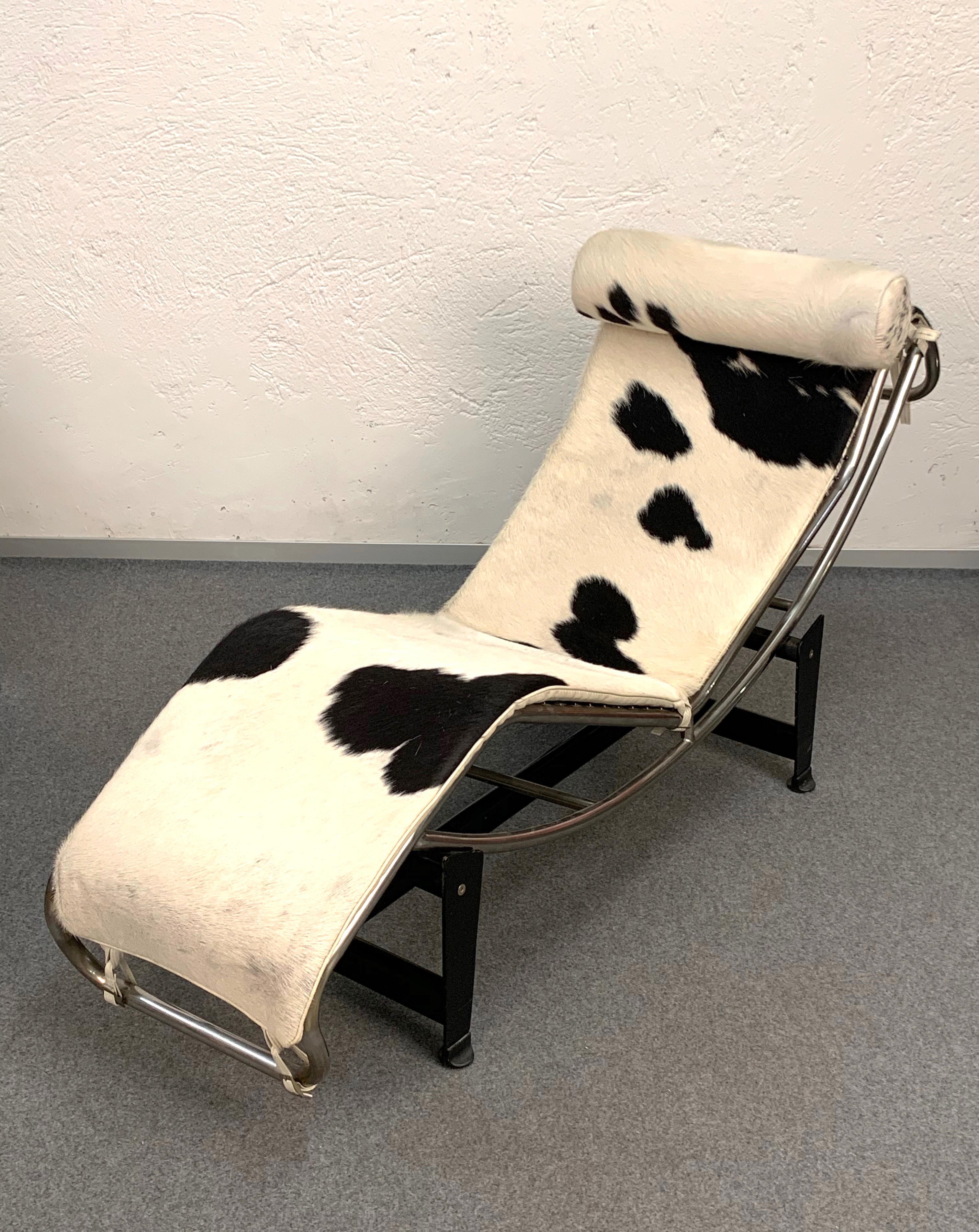 LC4 Steel and Skin Chaise Longue by Le Corbusier, Perriand and Jeanneret, 1980s In Good Condition In Roma, IT