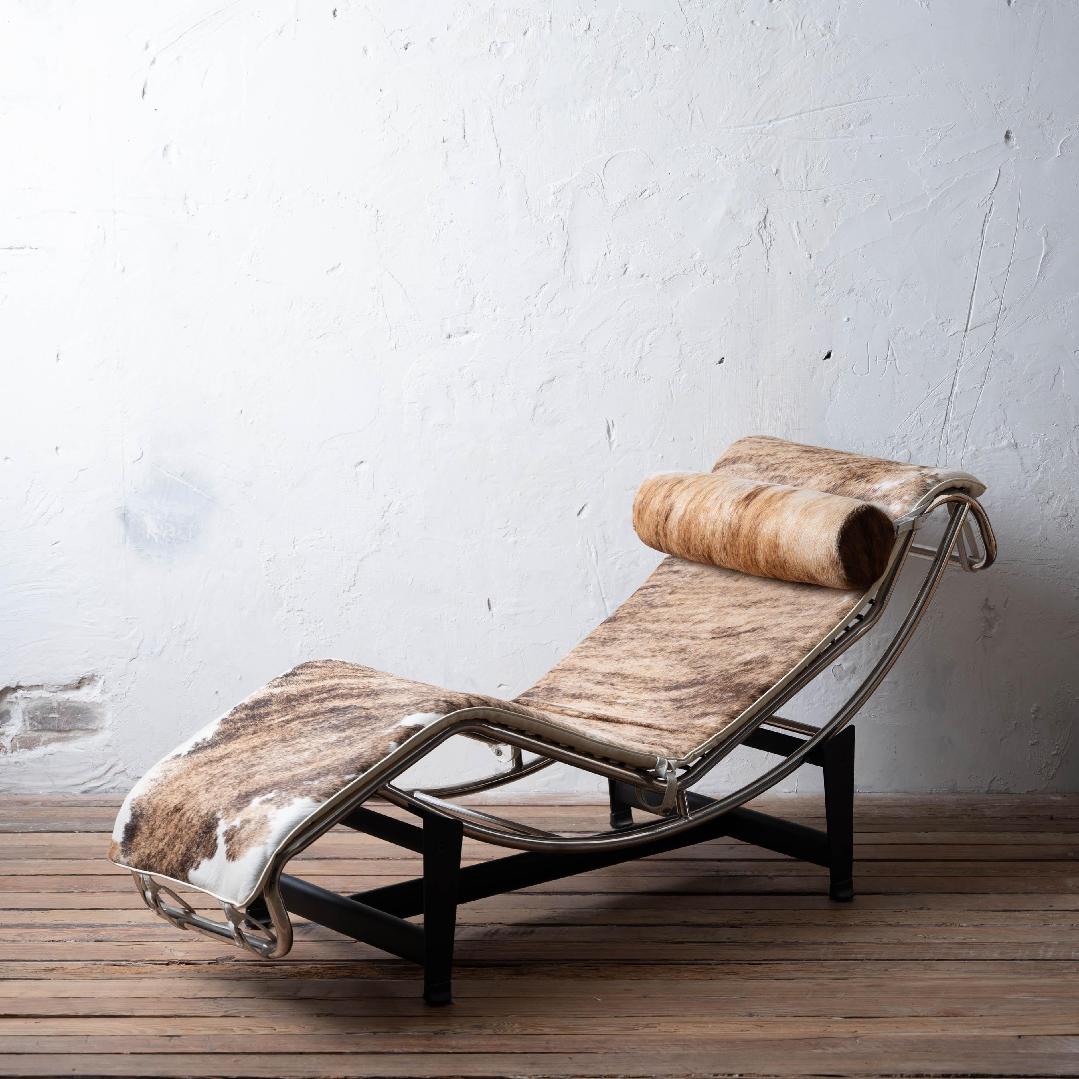 Una poltrona lounge stile LC4 in pelle di mucca.



64 pollici di larghezza per 23 pollici di profondità per 28 pollici di altezza



