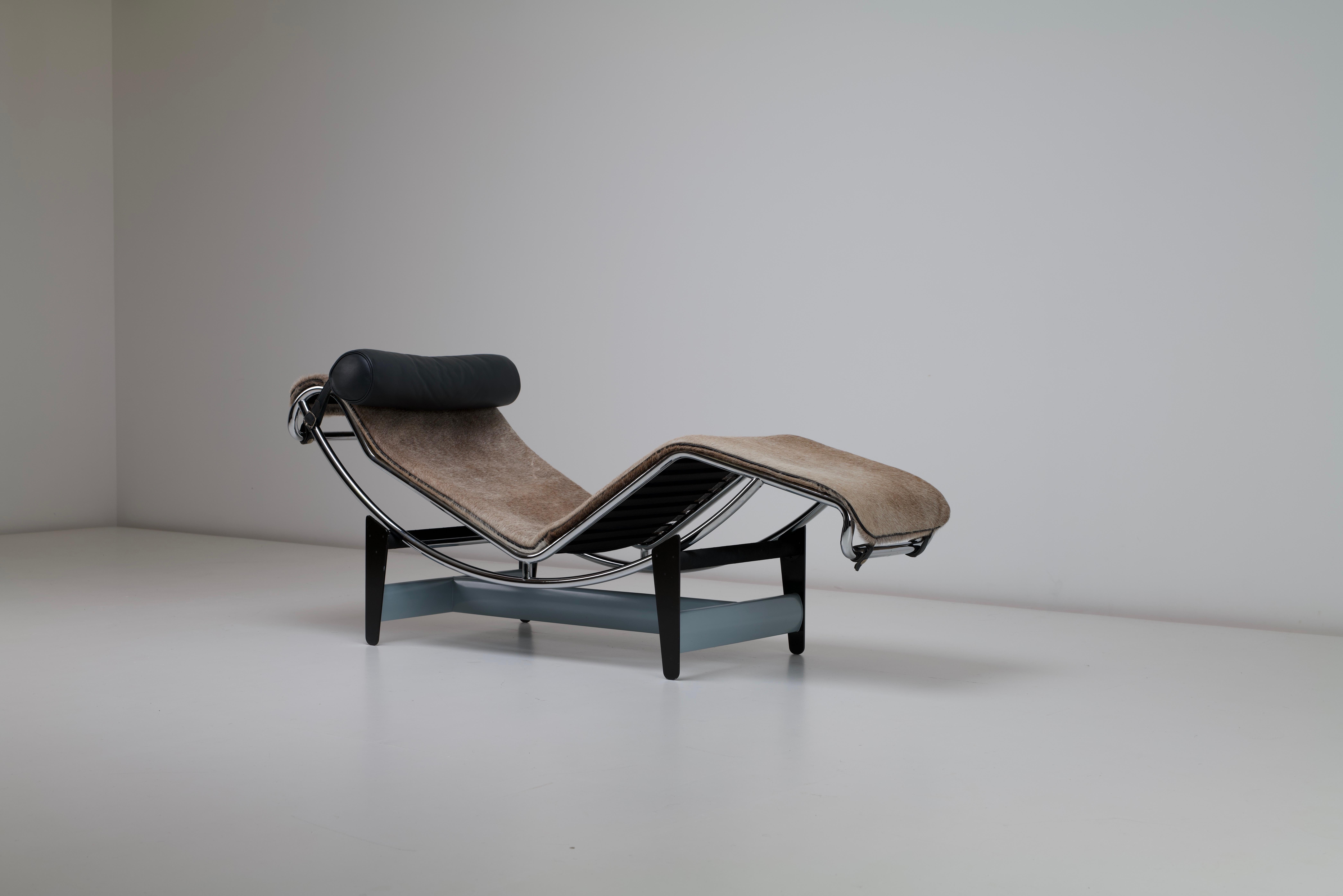 We have for sale a 2013 special edition of the LC4 Chaise, Edition Villa Church by Le Corbusier, Pierre Jeanneret and Charlotte Perriand. This edition is based on the pieces originally designed in this colour for the Villa Church building 1927. This