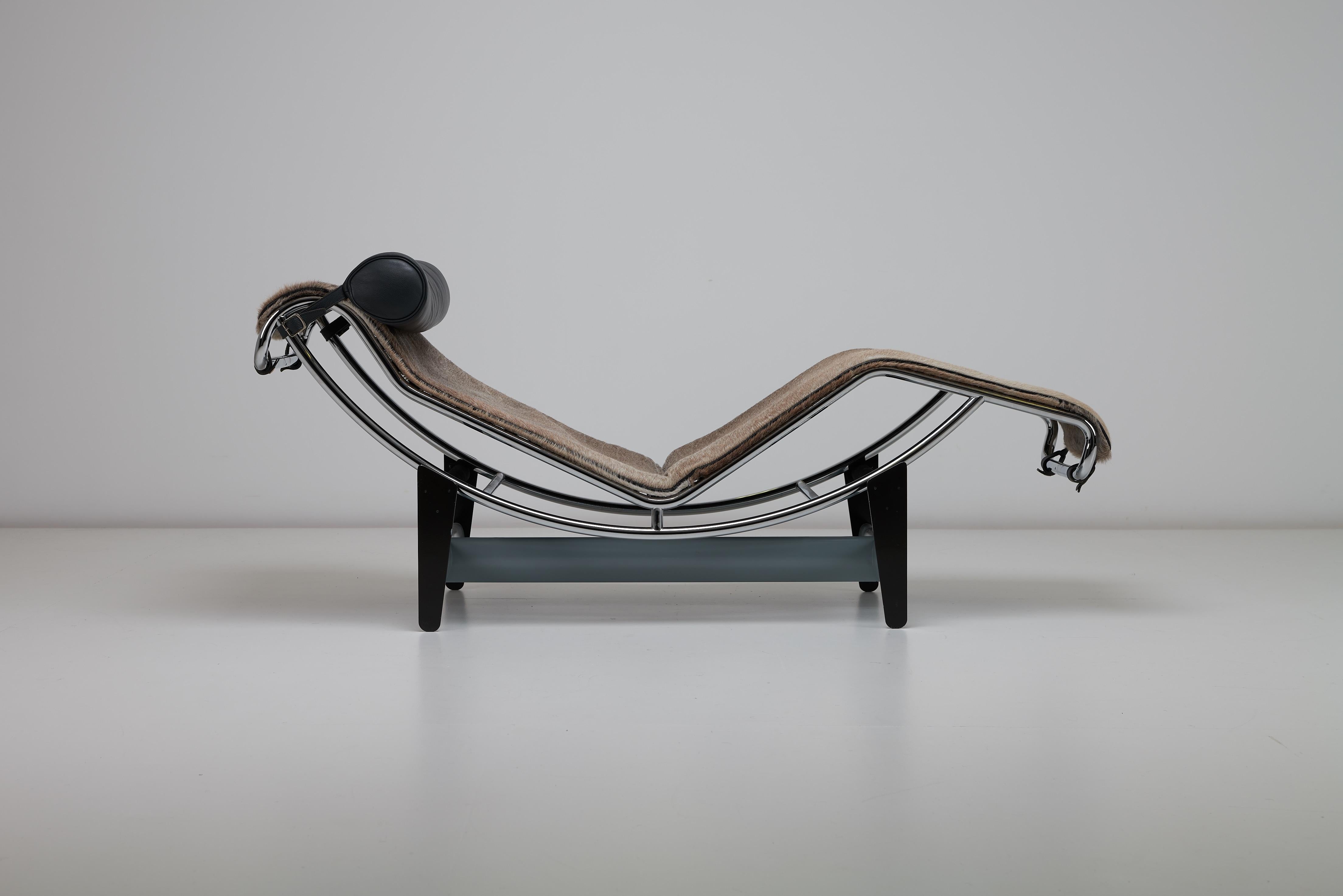 Minimalist LC4 Villa Church Chaise by Le Corbusier, P. Jeanneret & C. Perriand for Cassina