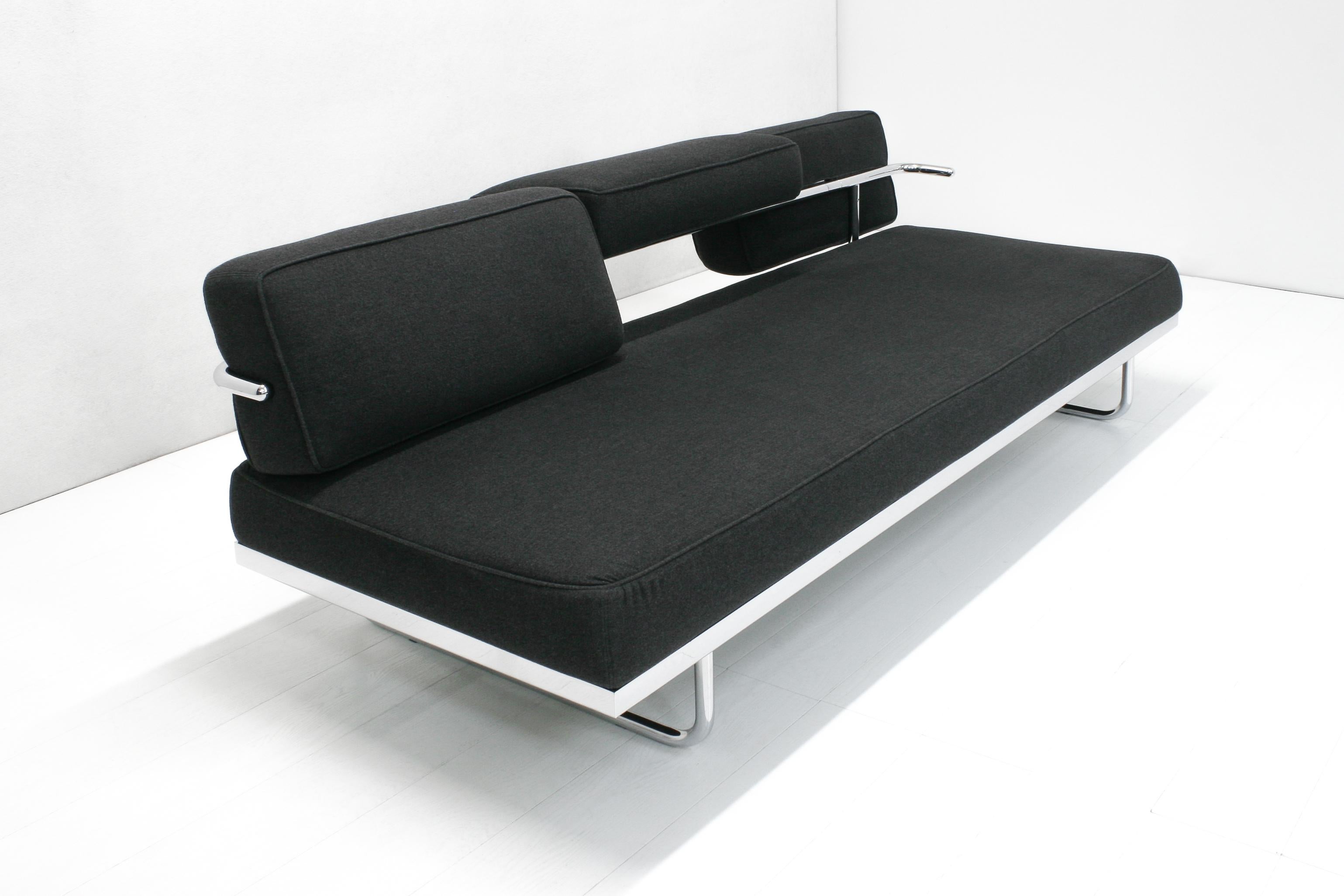 LC5 Daybed Sleeper Sofa by Le Corbusier & Charlotte Perriand for Cassina For Sale 3