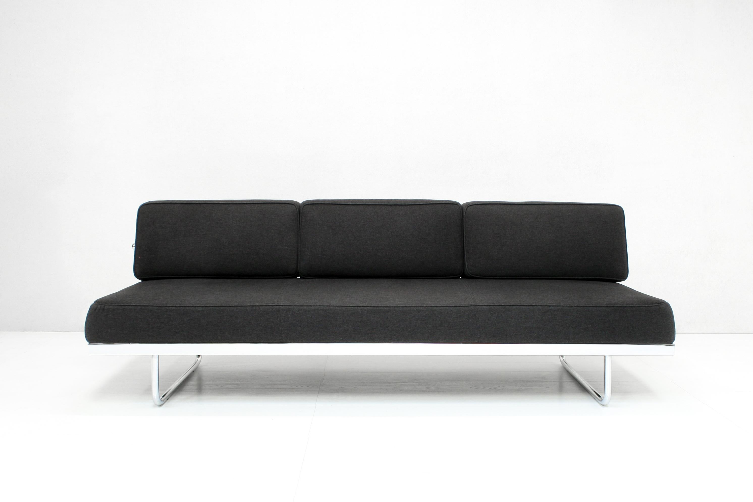 Conçu en 1934, le canapé LC5 est l'interprétation du canapé sans accoudoir par Le Corbusier. Avec son design accueillant, LC5 confère une sophistication décontractée aux salons, aux halls d'entrée et aux salles d'attente.
Le cadre confortable et