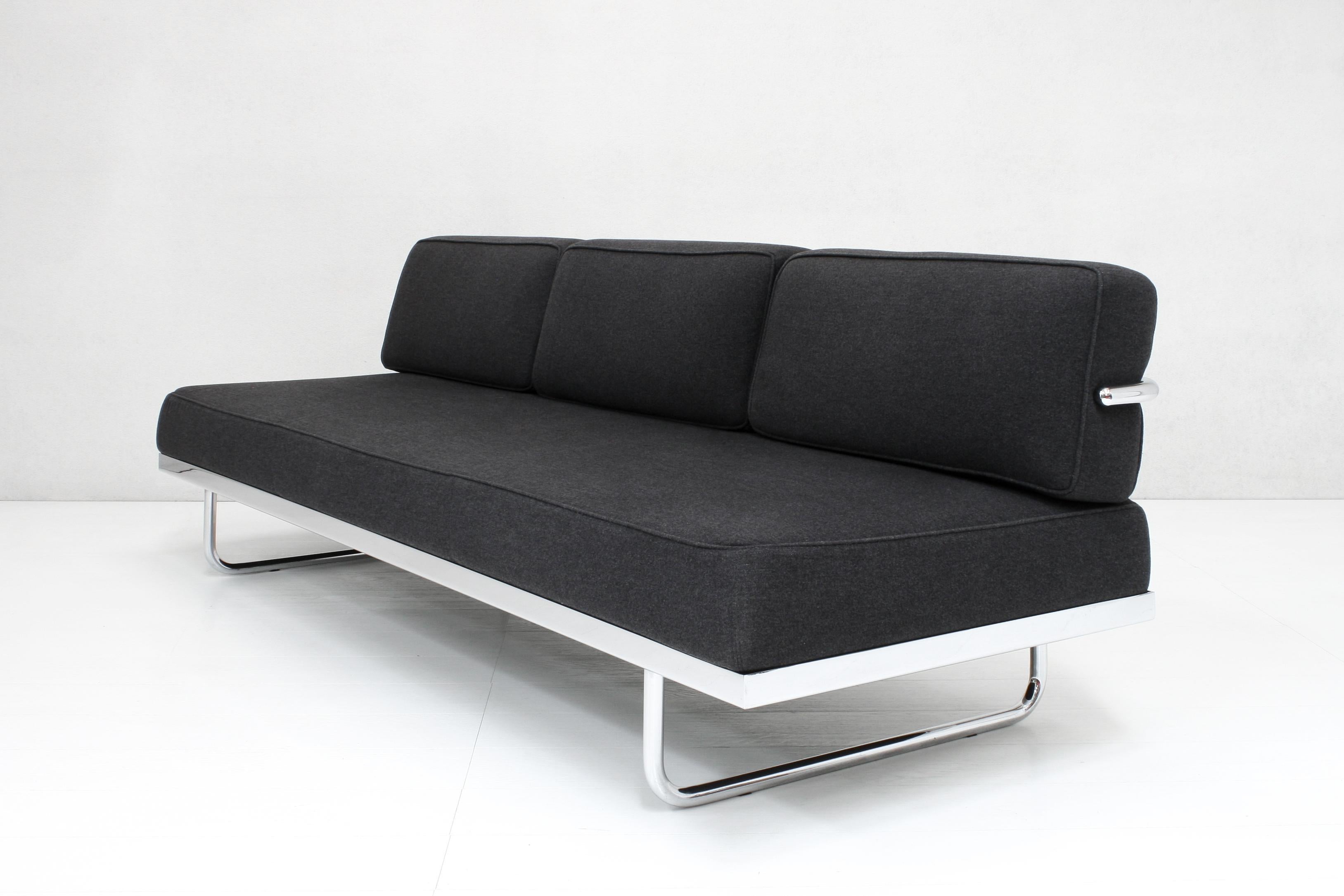 Acier Canapé Sleeper Sofa LC5 de Le Corbusier et Charlotte Perriand pour Cassina en vente