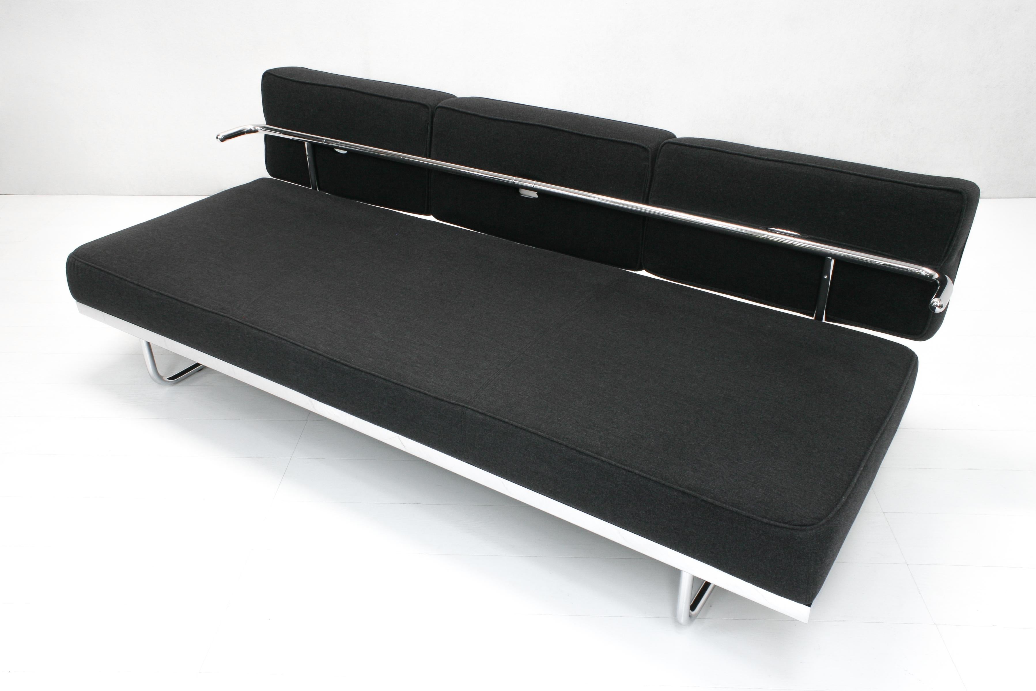 LC5 Daybed Sleeper Sofa by Le Corbusier & Charlotte Perriand for Cassina For Sale 2