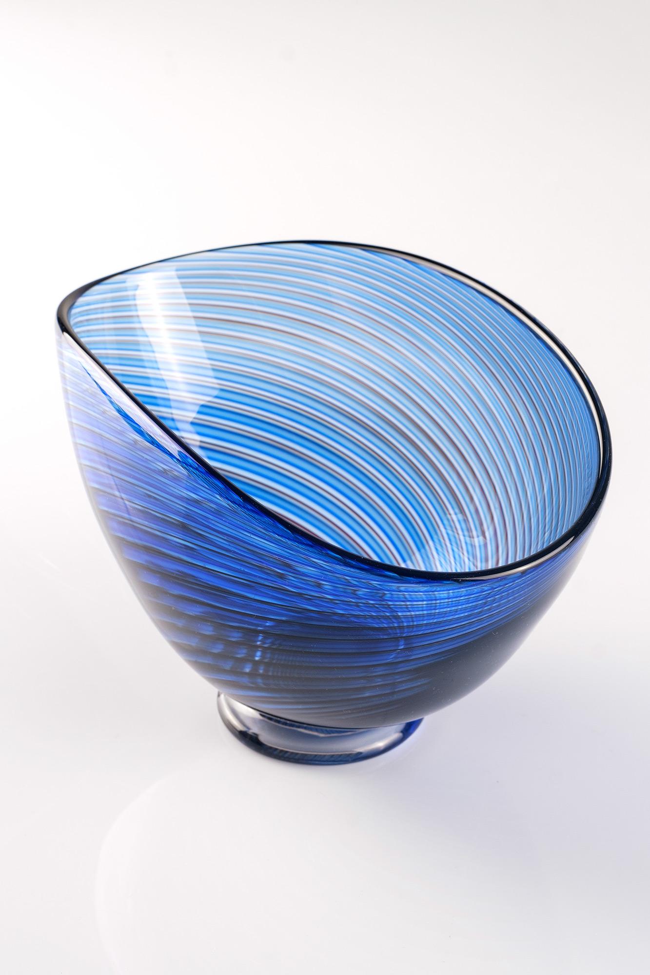 Colora glass bowl with dark purple and blue threads, model LC5 by Vicke Lindstrand (1904-1983) for Kosta, Sweden 1950's
Etched Signature