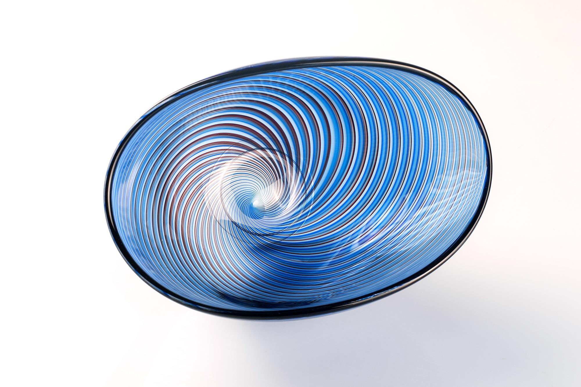 Hand-Crafted LC5 Glass Bowl by Vicke Lindstrand for Kosta, Sweden For Sale