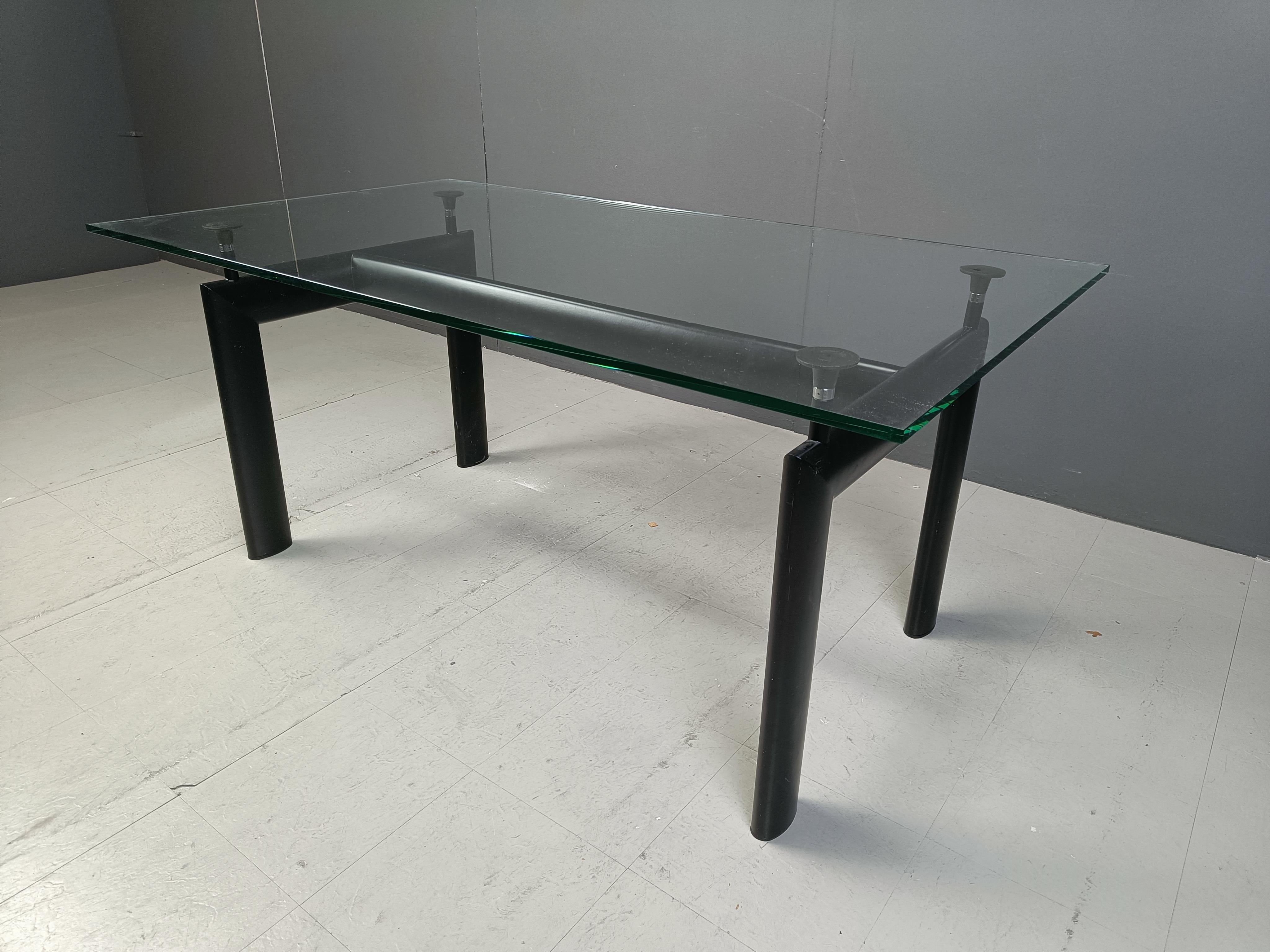 Tavolo da pranzo progettato da Le Corbusier, Pierre Jeanneret, Charlotte Perriand originariamente nel 1928 per il Salon d'Automne di Parigi e rilanciato nel 1974 da Cassina.

È dotato di una base in alluminio nero con 4 supporti regolabili che