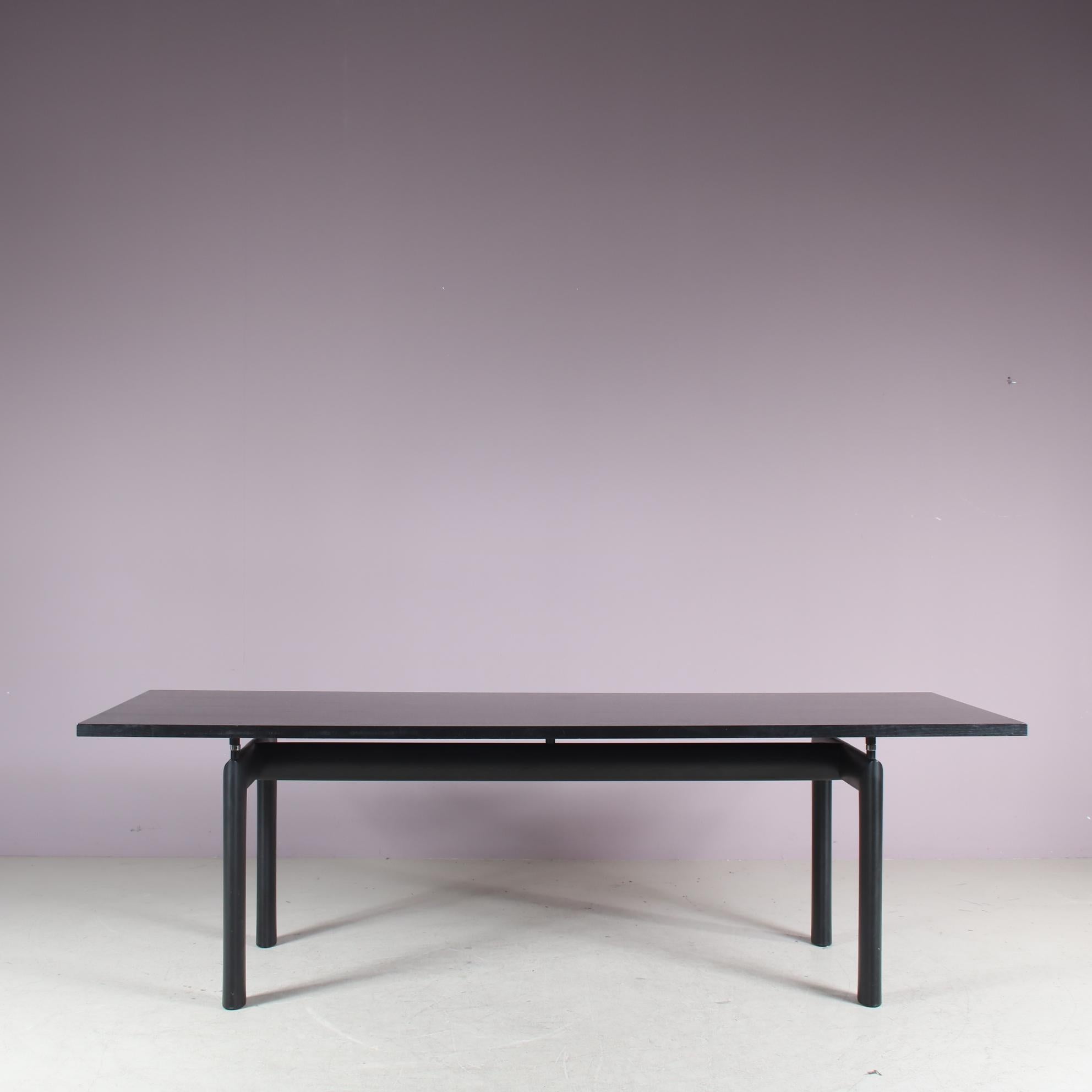 
A beautiful dining table model “LC6”, designed by Le Corbusier and manufactured by Cassina in Italy around 1980.

This stunning dining table features a black lacquered metal base, showcasing the signature modernist style of Le Corbusier. The table