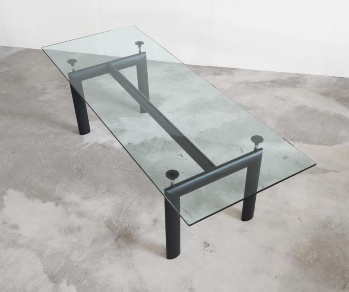Italienischer Tisch Lc6 von Le Corbusier,  Jeanneret und Perriand von Cassina, um 1980 (Stahl) im Angebot