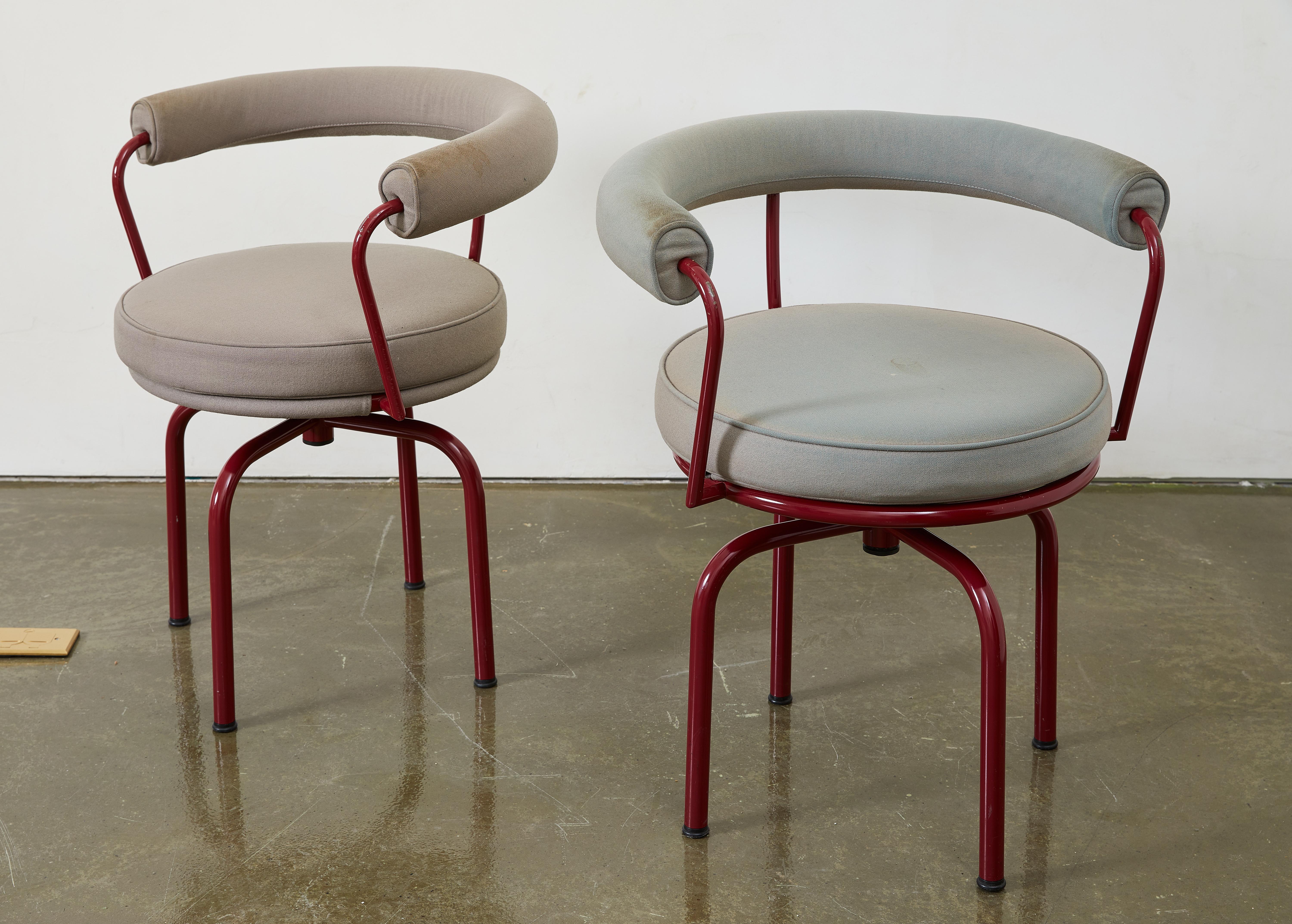 Pochi pezzi del design d'arredamento del XX secolo hanno lo stesso status canonico di queste sedie girevoli del 1928, concepite dall'innovativo trio Le Corbusier, Jeanneret, Perriand e Charlotte Perriand. Queste sedie sono più che semplici sedute