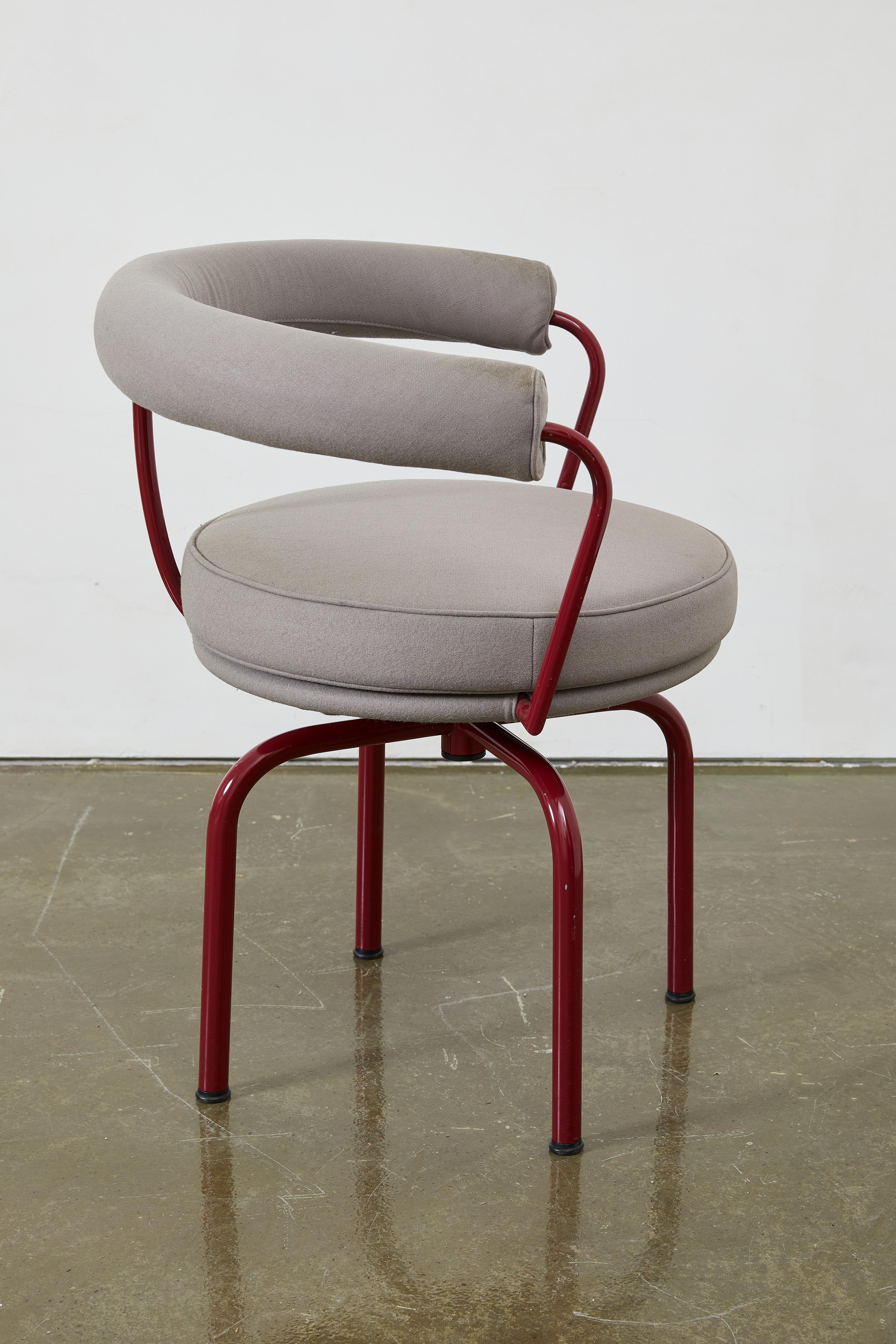 Moderno Sedie girevoli LC7 di Charlotte Perriand, Pierre Jeanneret, Perriand e Le Corbusier in vendita
