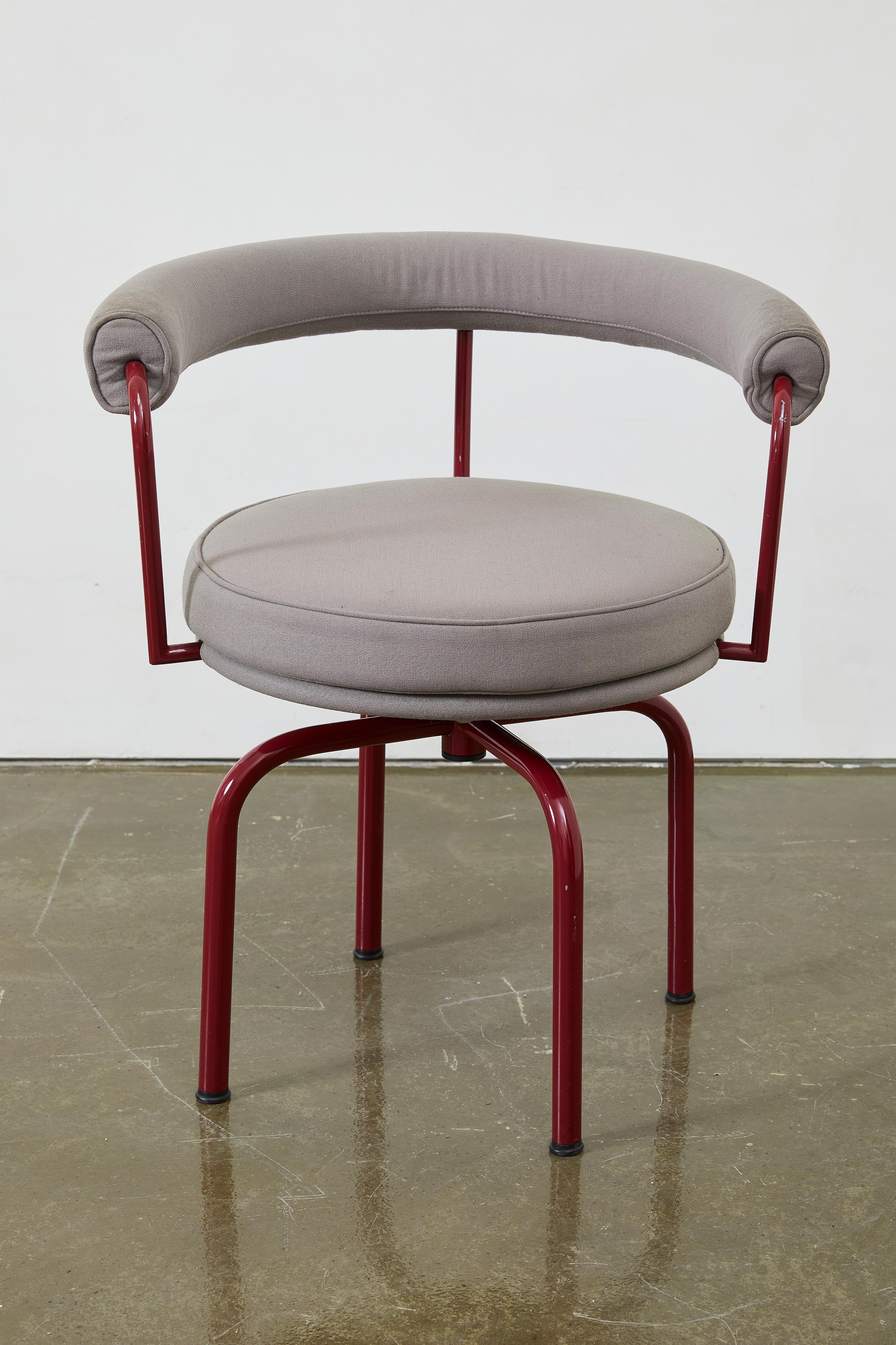 Smaltato Sedie girevoli LC7 di Charlotte Perriand, Pierre Jeanneret, Perriand e Le Corbusier in vendita