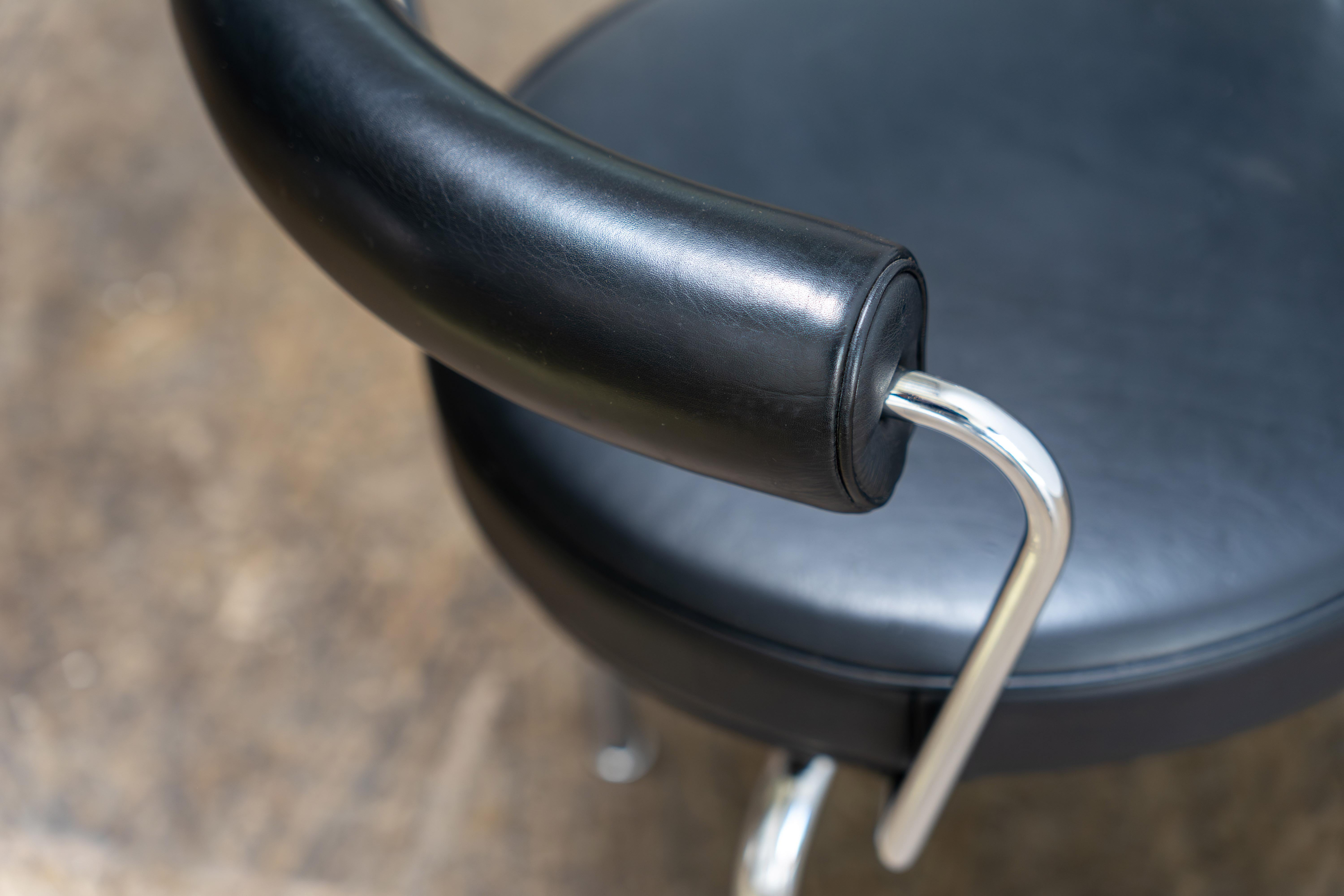 LC7 Swiveling Leather-Chairs by Le Corbusier Cassina, Italy For Sale 4