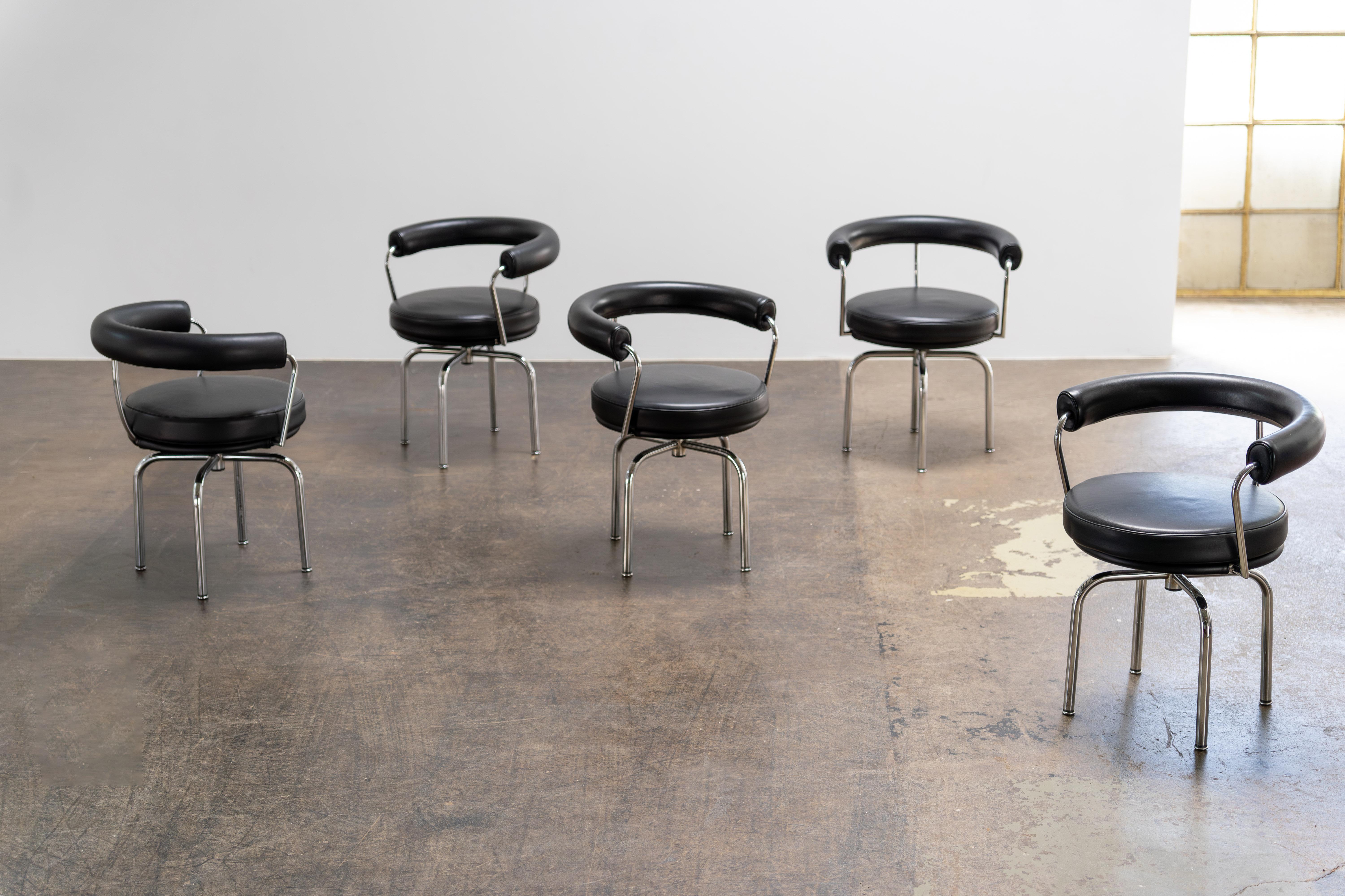 LC7 Swiveling Leather-Chairs by Le Corbusier Cassina, Italy In Good Condition For Sale In Rosendahl, DE
