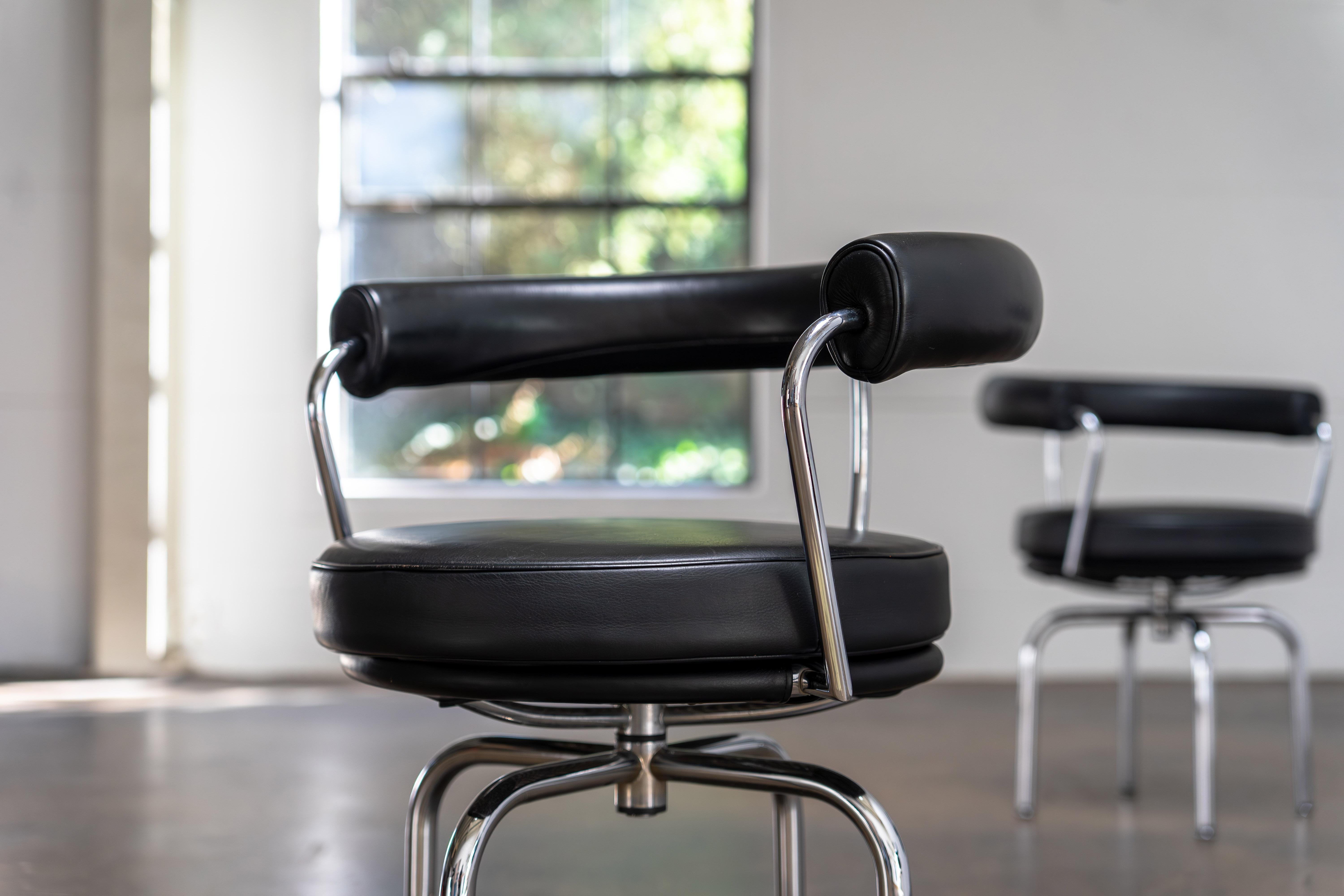LC7 Swiveling Leather-Chairs by Le Corbusier Cassina, Italy For Sale 1