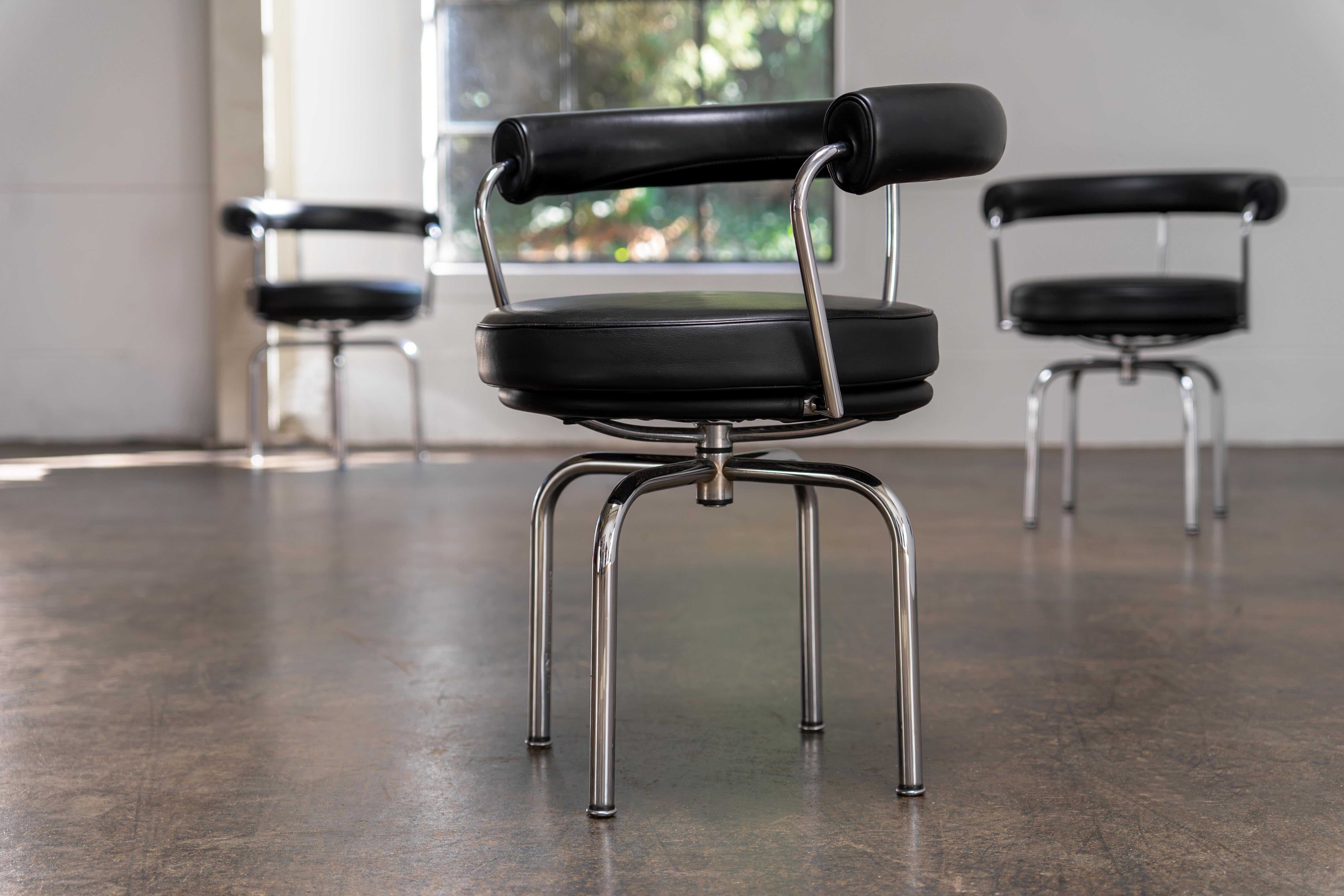 LC7 Swiveling Leather-Chairs by Le Corbusier Cassina, Italy For Sale 2