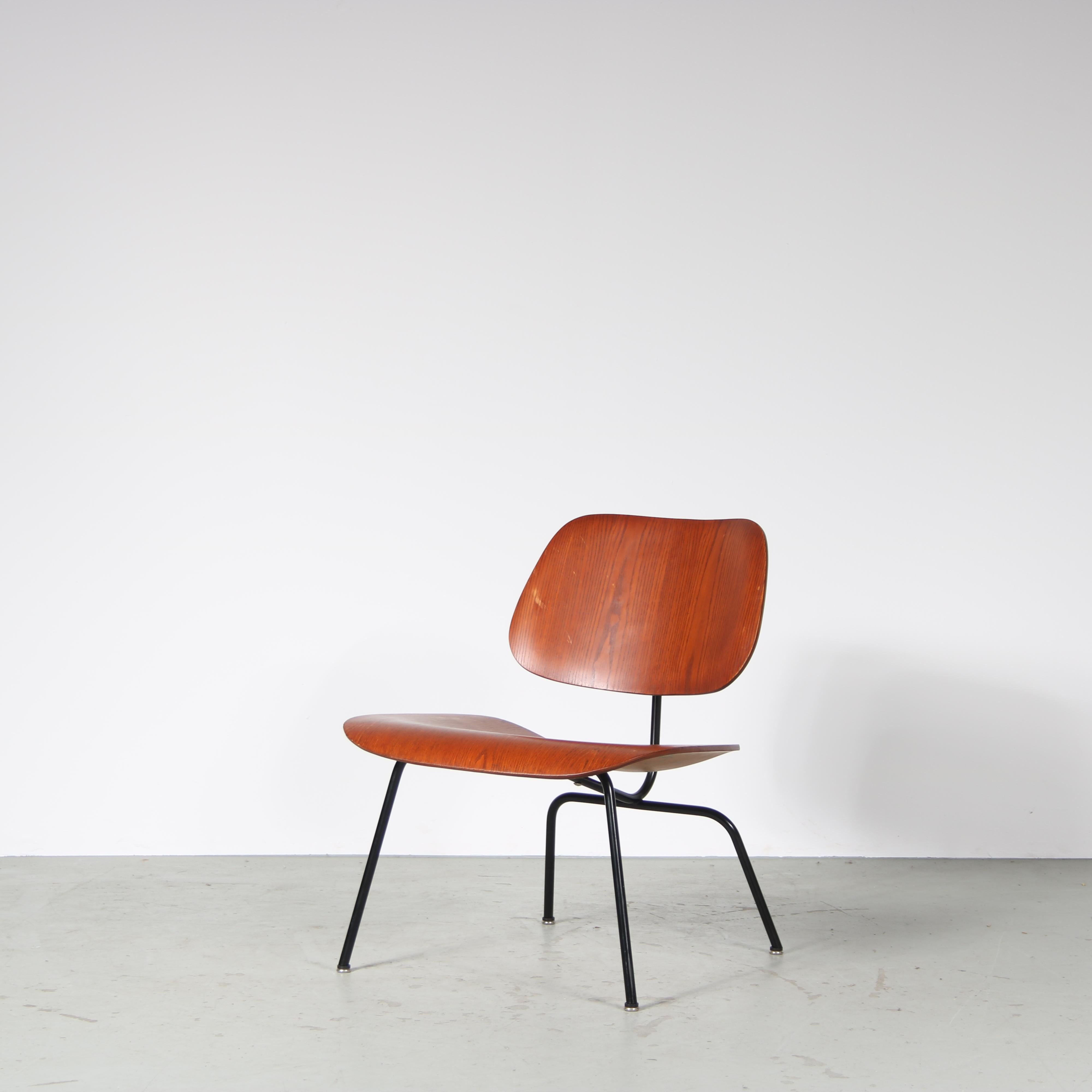 Un fauteuil emblématique, le modèle LCM, conçu par Charles & Ray Eames et fabriqué par Evans aux États-Unis vers 1960.

LCM signifie 