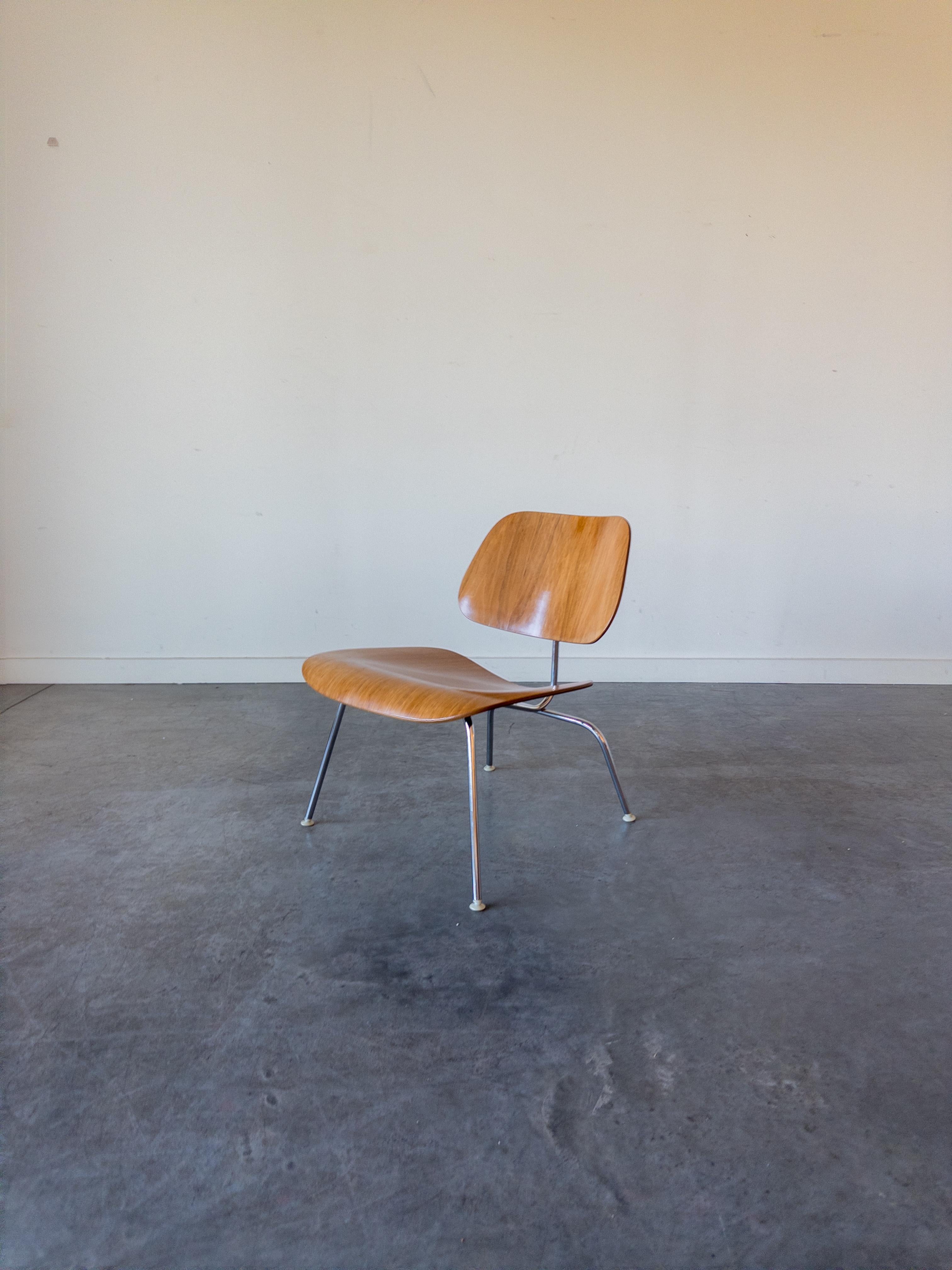 LCM Chair, ursprünglich entworfen von Charles und Ray Eames im Jahr 1946. Das Stück wurde Ende der 1960er Jahre von Herman Miller hergestellt. Das Design besteht aus einem Sitz und einer Rückenlehne aus gebogenem Sperrholz mit einer Oberfläche aus