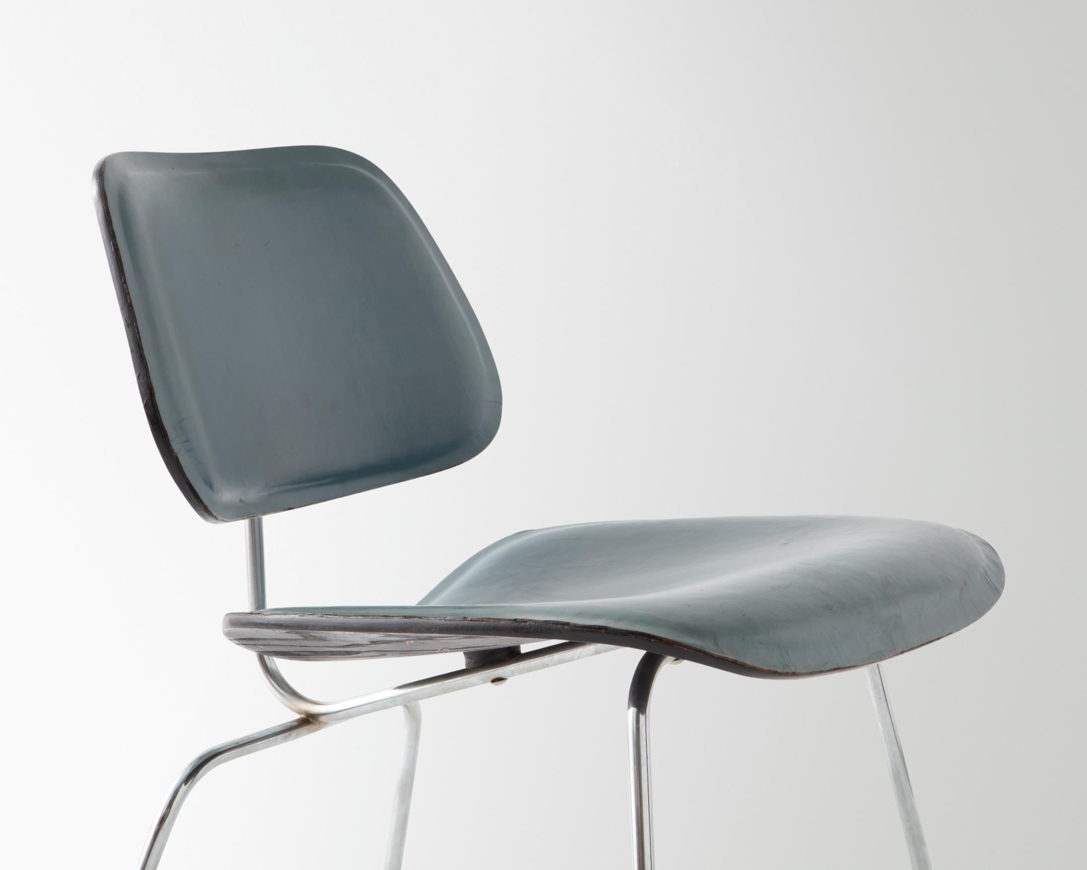 Milieu du XXe siècle LCM (Chaise de salon en métal) par Charles et Ray Eames en vente