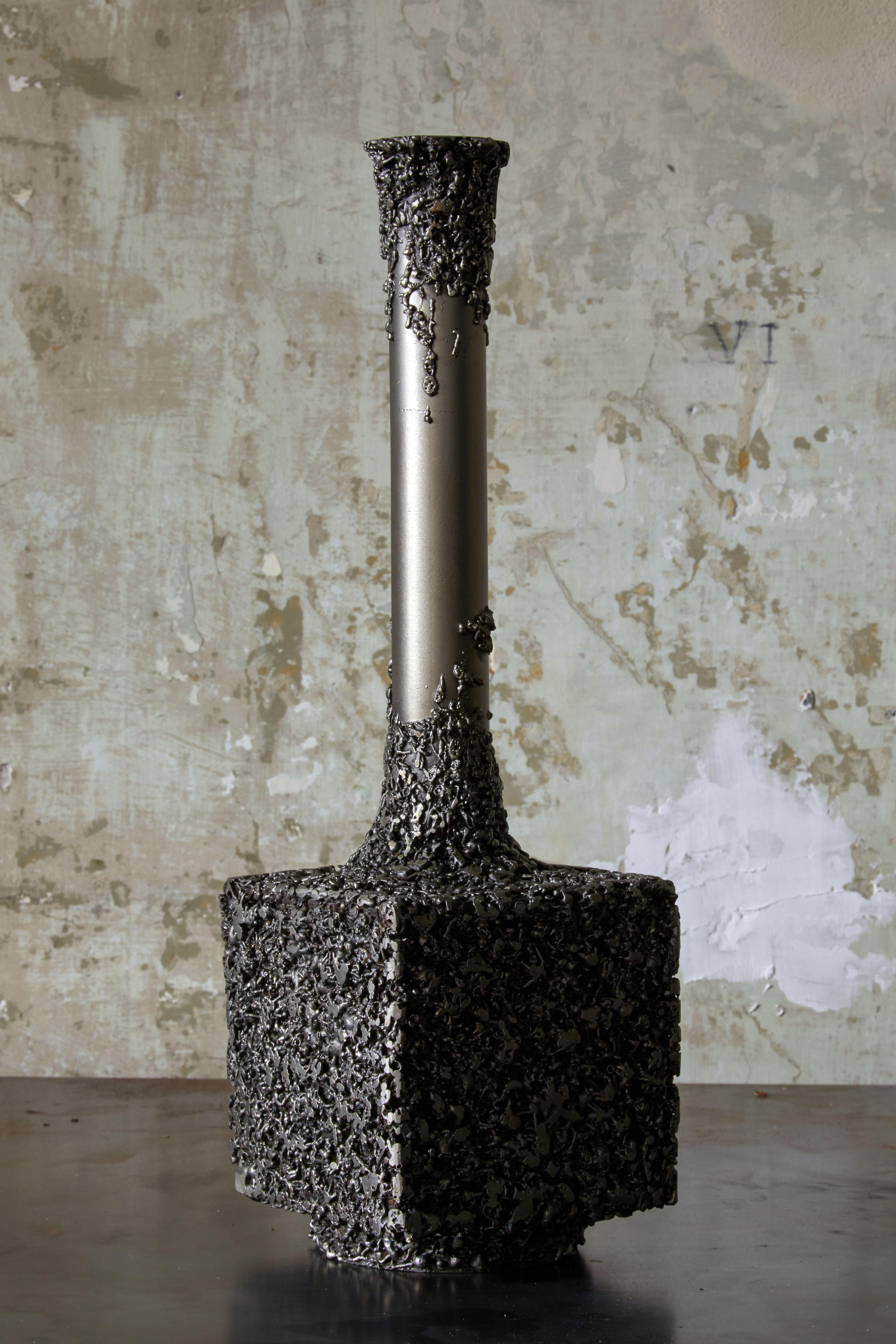 LCN 207 Skulptur von Tommaso Le Rose, LCN
Abmessungen: B 11 x T 11 x H 35 cm.
MATERIALIEN: Eisen.

Lichene ist ein neues experimentelles Designprojekt des Designers Tommaso Le Rose. Lichene entwirft und produziert eine Reihe von skulpturalen und