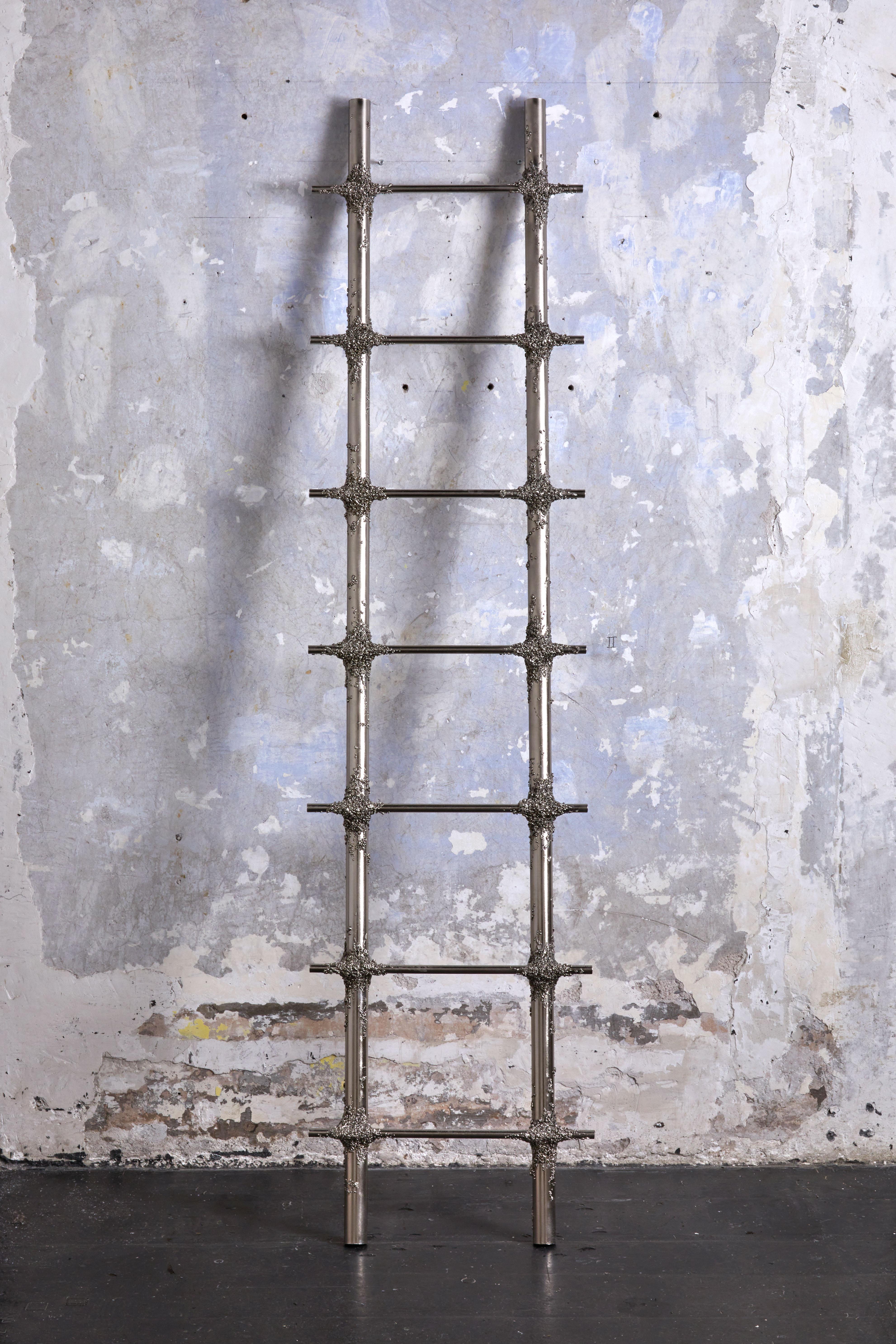 LCN 402 Scultura di Tommaso Le Rose
Dimensioni: L 52 x P 9 x H 216 cm.
Materiali: Ferro, Nichel.

Lichene è un nuovo progetto di design sperimentale del designer Tommaso Le Rose. Lichene progetta e produce una serie di oggetti scultorei e