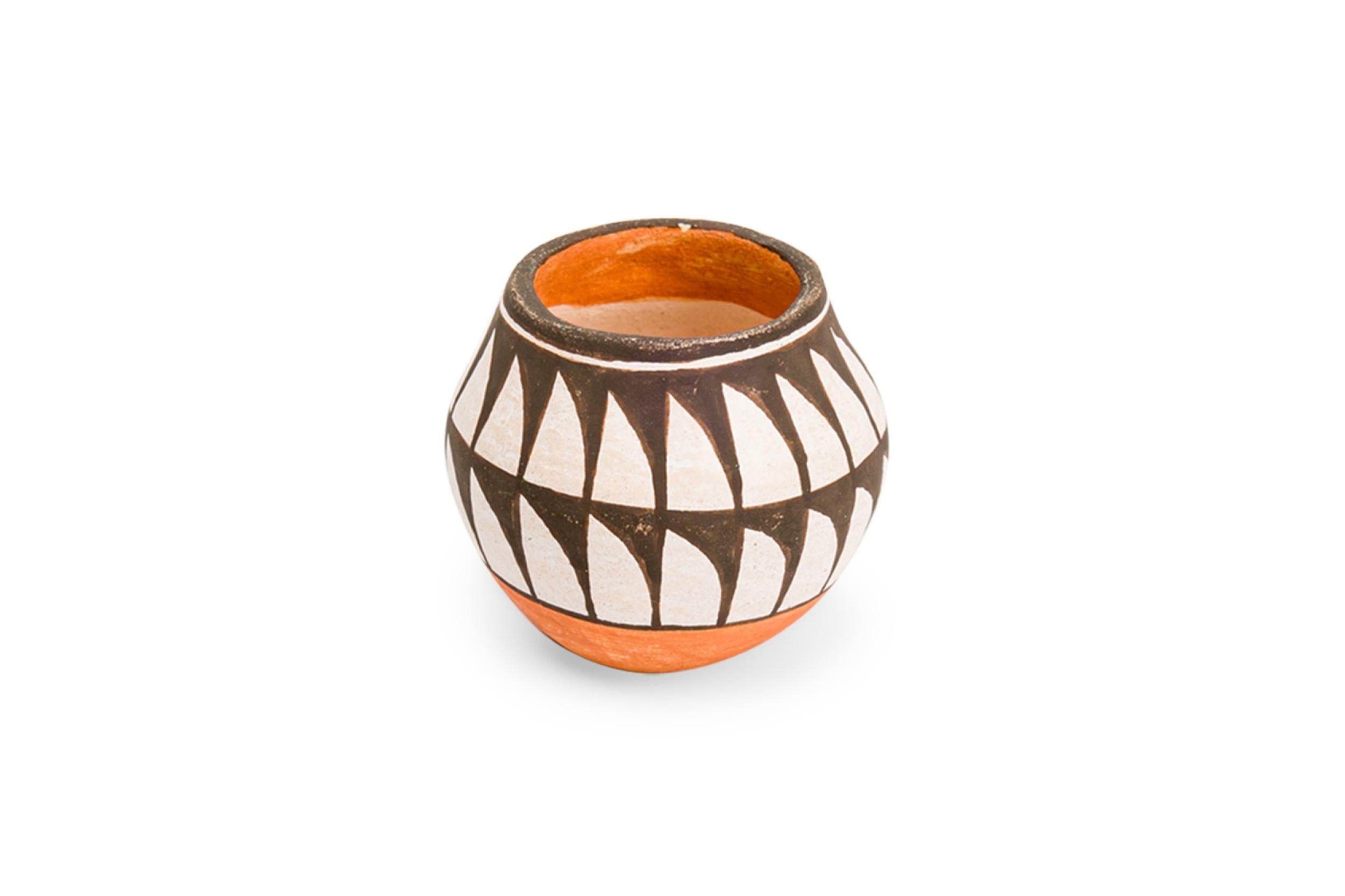 Vaso d'epoca in ceramica policroma dei nativi americani Acoma dipinto a mano con motivo tribale geometrico arancione, nero e bianco (Vintage By L.L.A.)