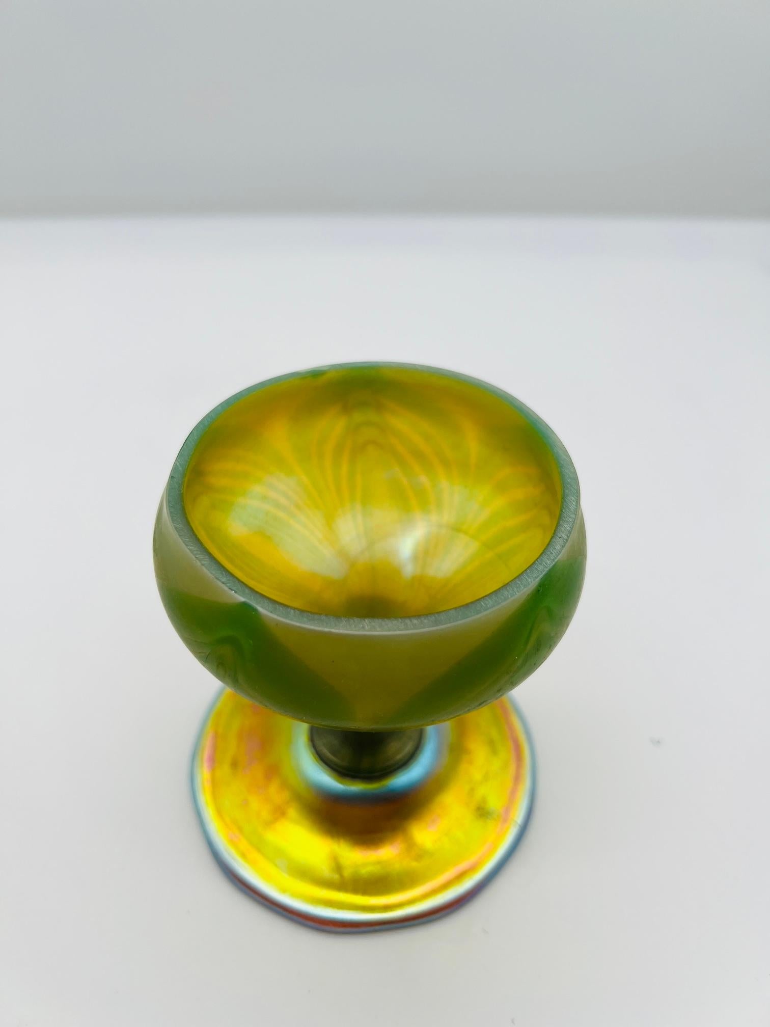 Lct Tiffany Studios Favrile Federgriff-Kunstglasvase / jetzt Goblet (amerikanisch) im Angebot