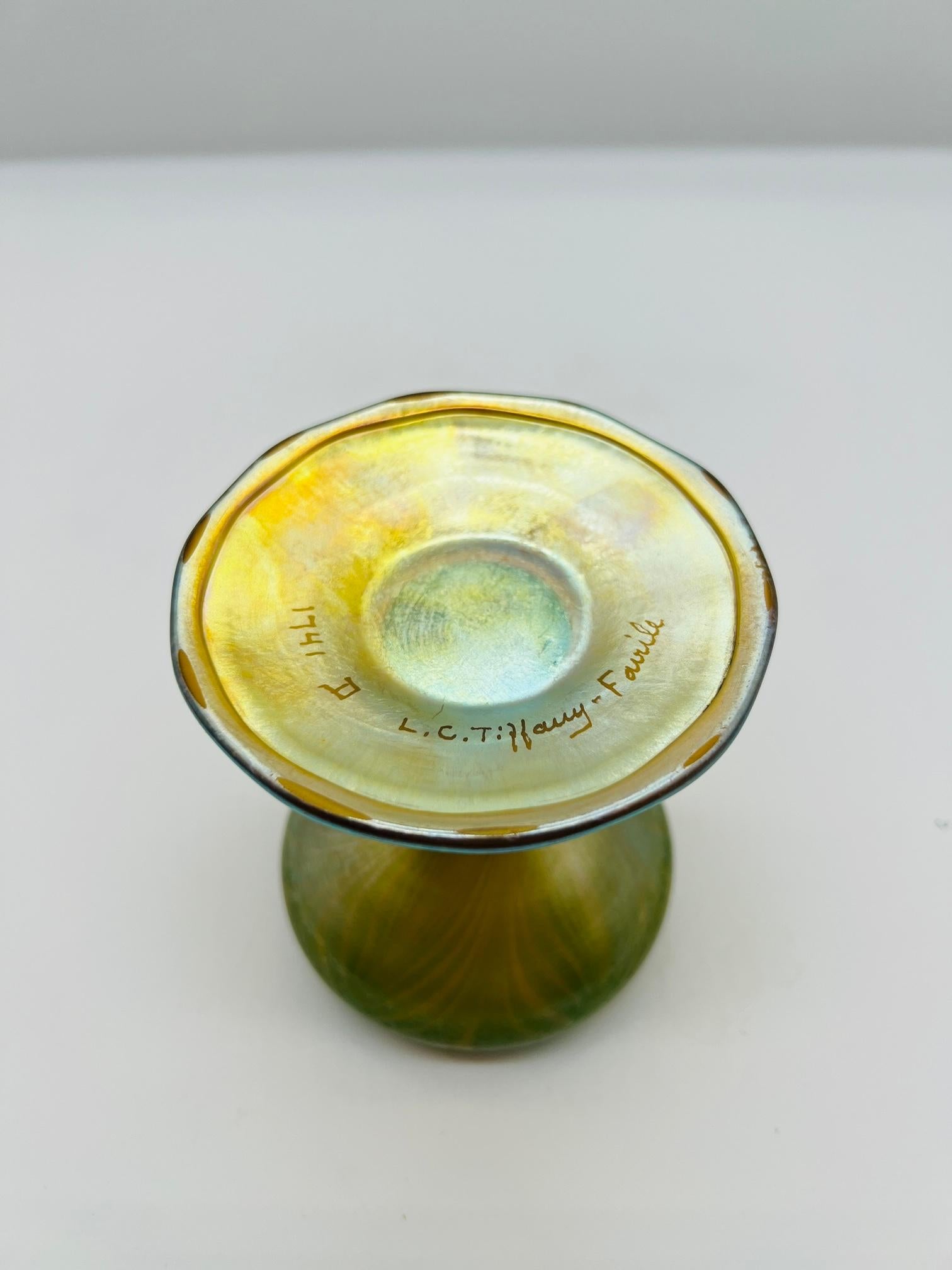 Lct Tiffany Studios Favrile Federgriff-Kunstglasvase / jetzt Goblet (20. Jahrhundert) im Angebot