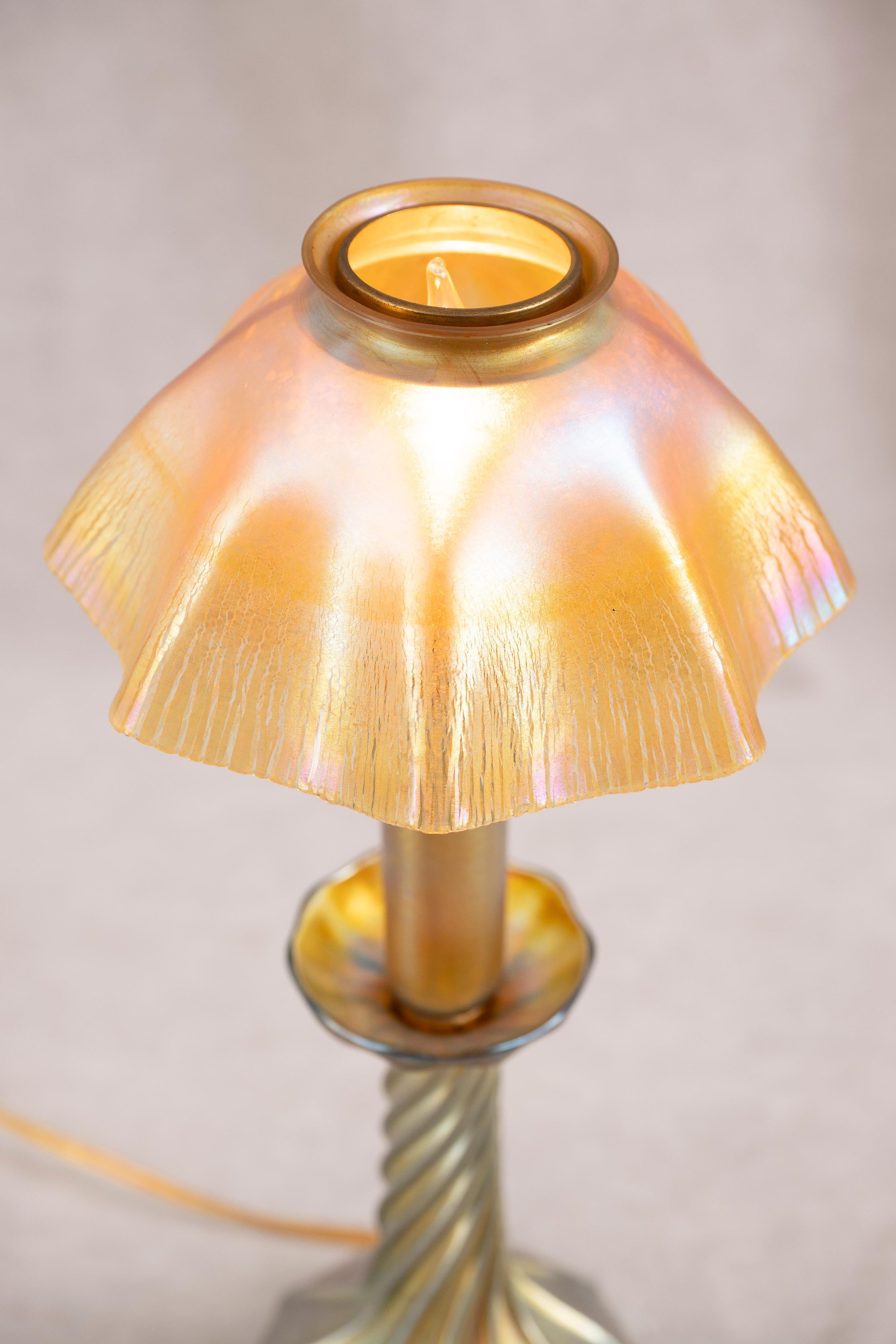 Americano A.L.C. Lampada a Favrile in oro, vetro e paralume in vetro, entrambi firmati, 1905 ca. in vendita