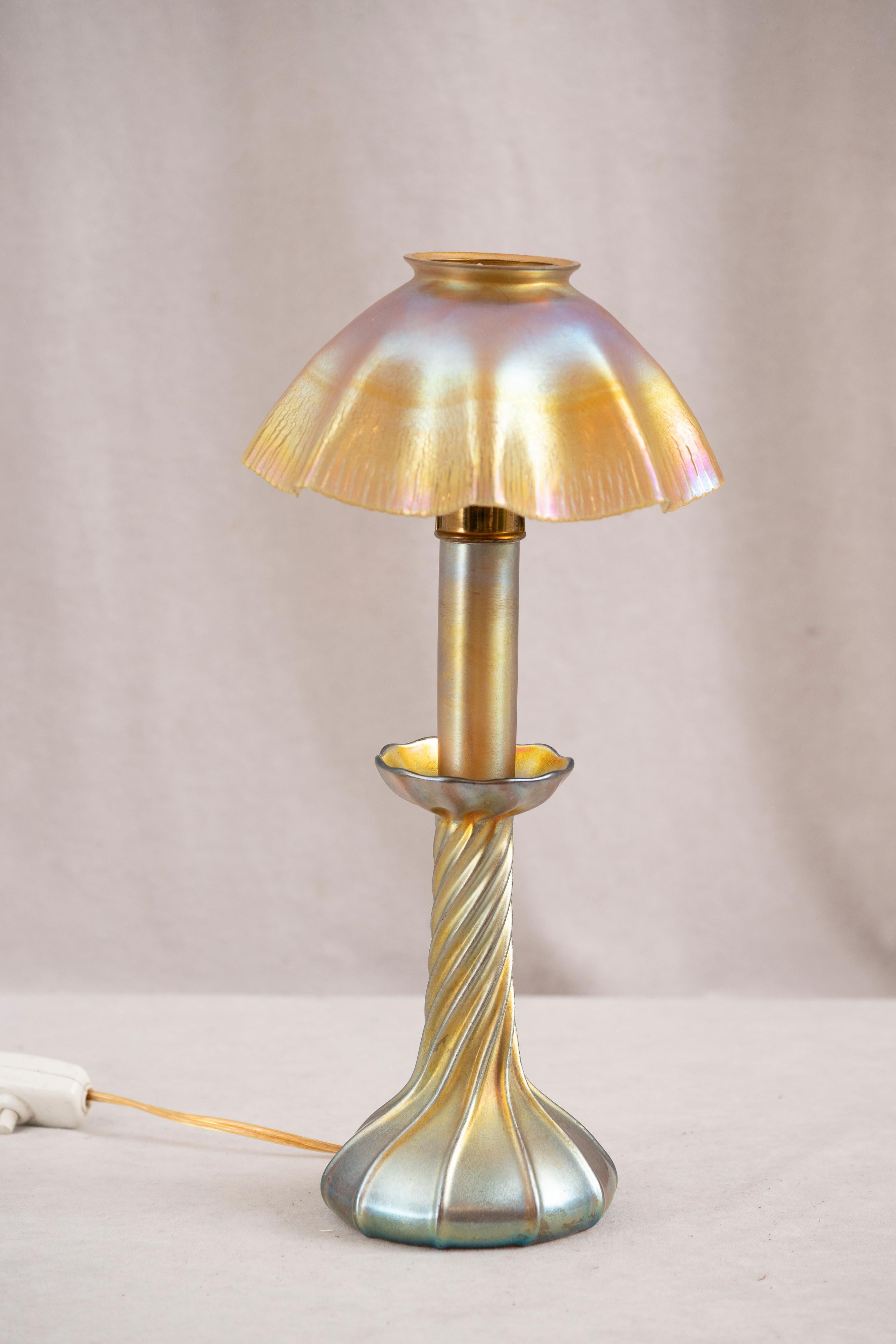 Fatto a mano A.L.C. Lampada a Favrile in oro, vetro e paralume in vetro, entrambi firmati, 1905 ca. in vendita