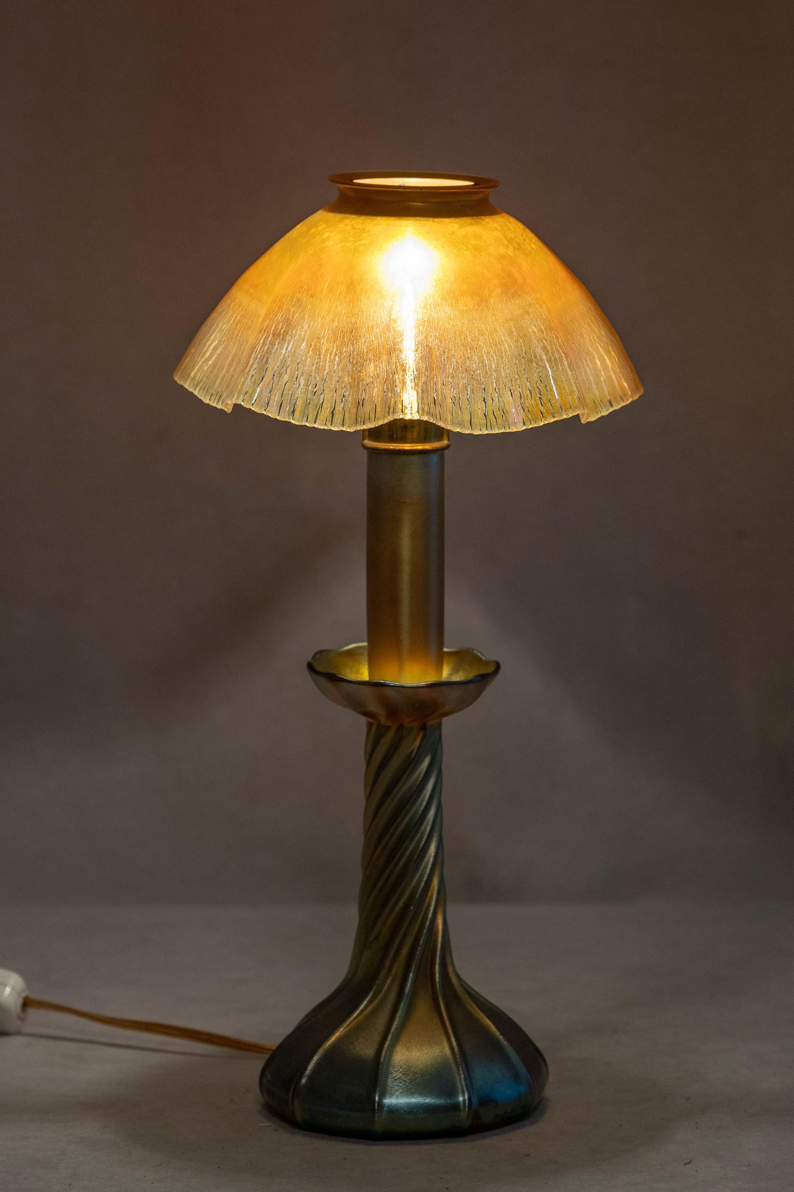 A.L.C. Lampada a Favrile in oro, vetro e paralume in vetro, entrambi firmati, 1905 ca. In condizioni ottime in vendita a Petaluma, CA
