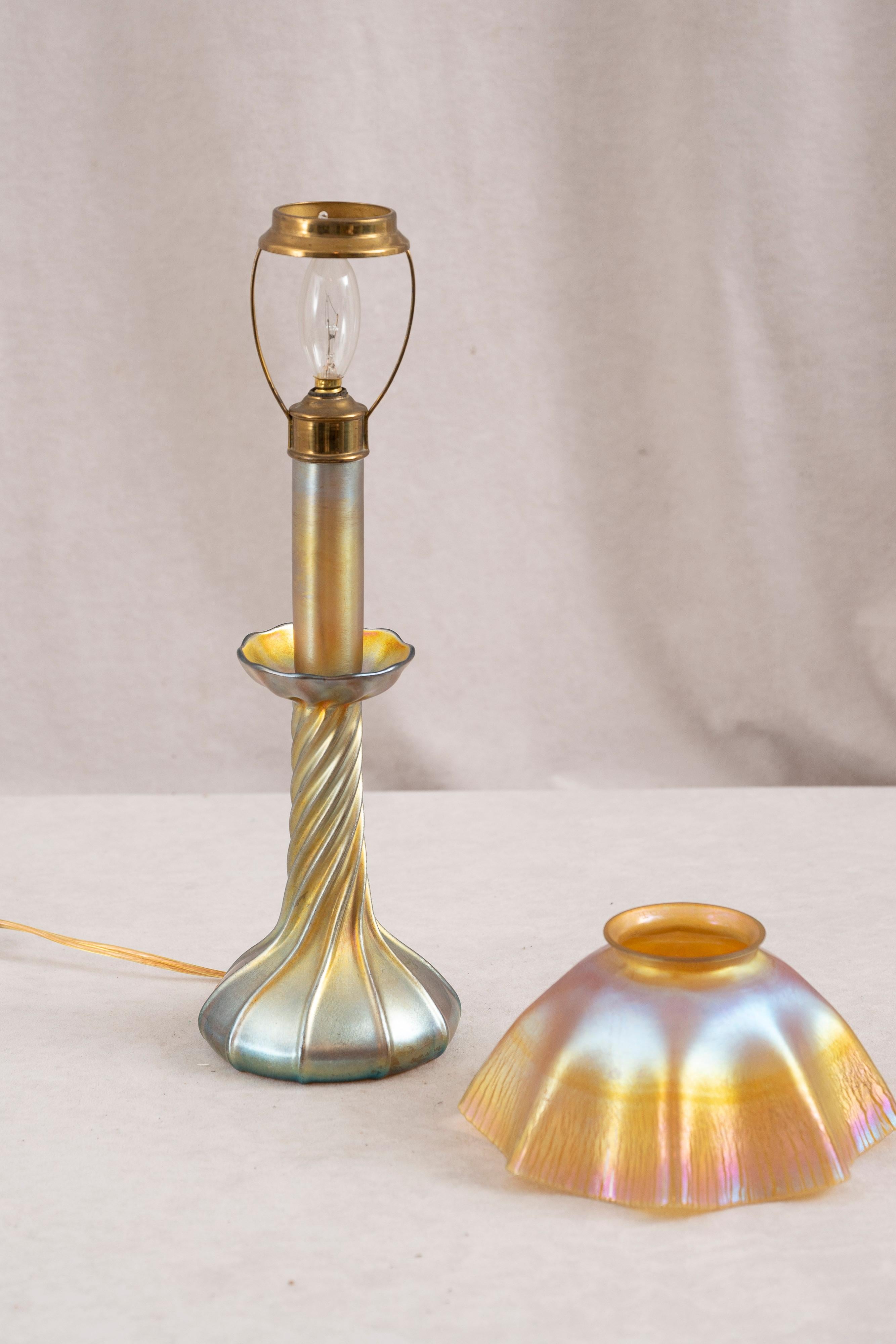 XX secolo A.L.C. Lampada a Favrile in oro, vetro e paralume in vetro, entrambi firmati, 1905 ca. in vendita