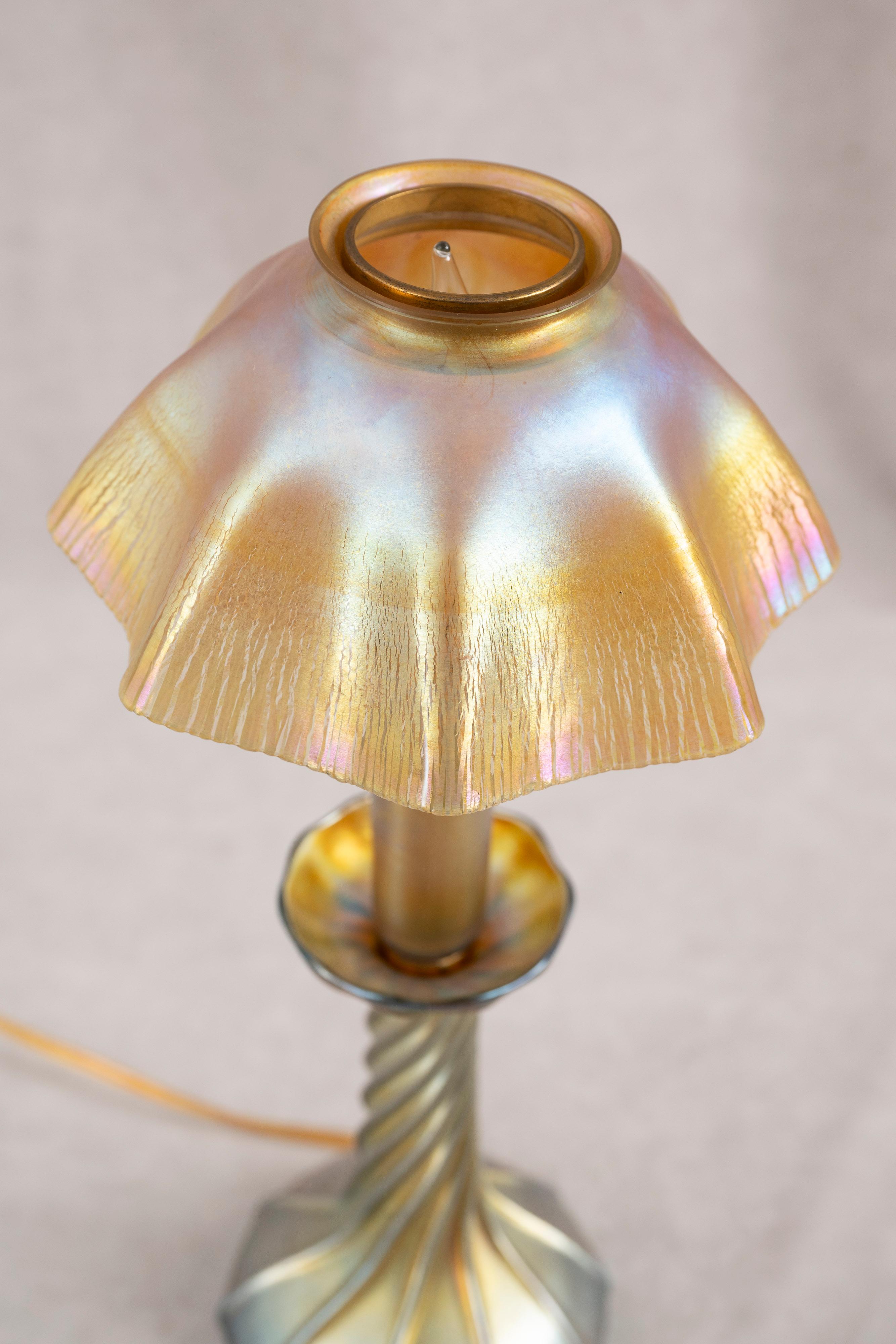 Vetro artistico A.L.C. Lampada a Favrile in oro, vetro e paralume in vetro, entrambi firmati, 1905 ca. in vendita